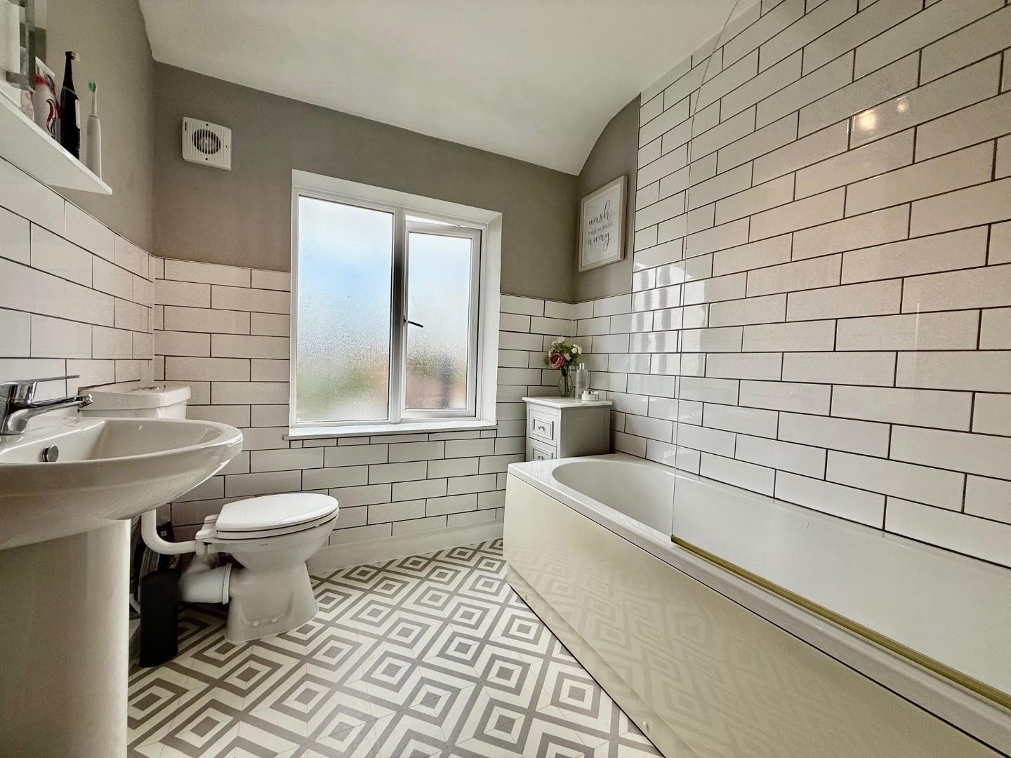 Edinburgh Road, Queens Park