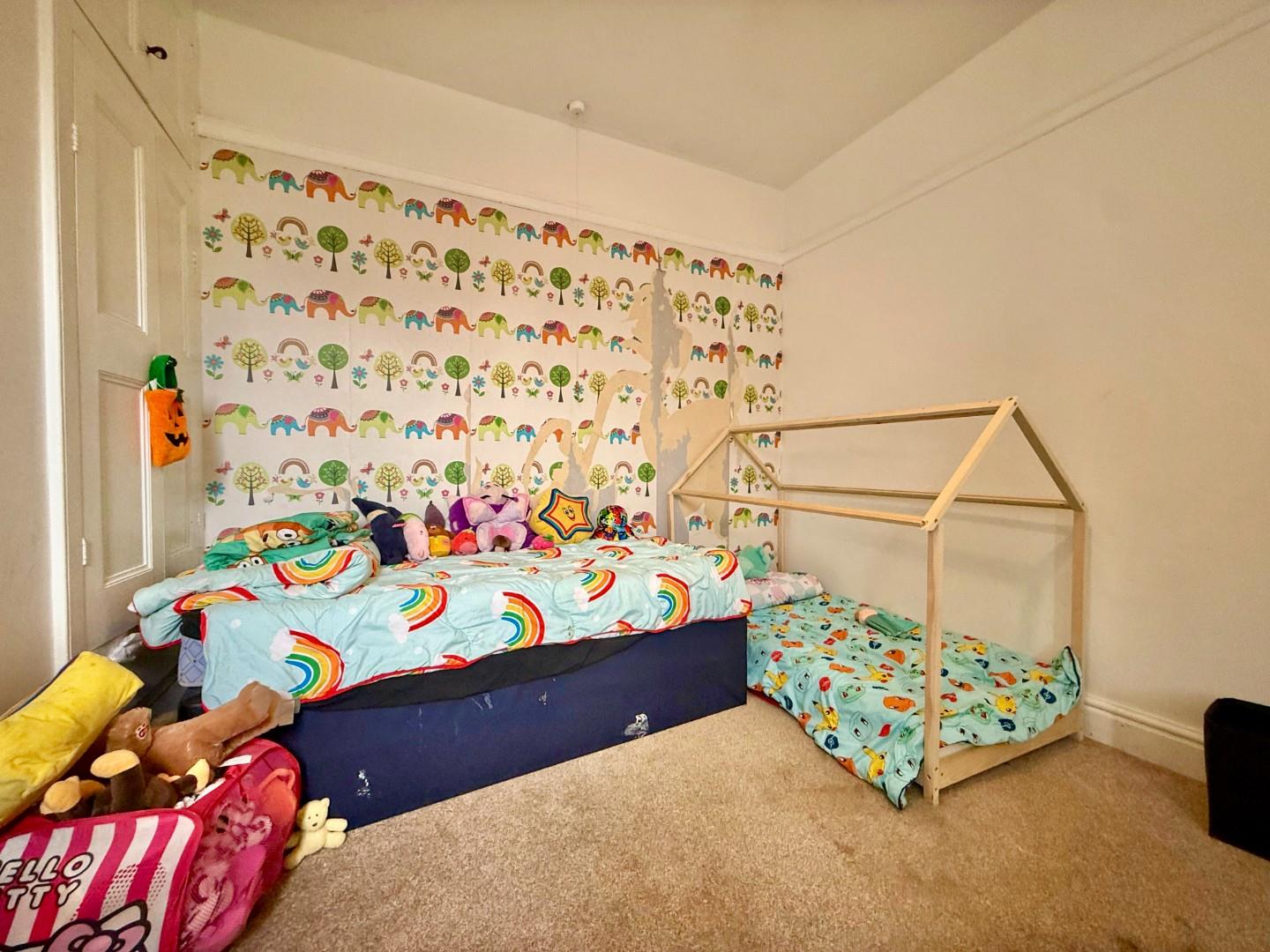 Clarence Avenue, Queens Park