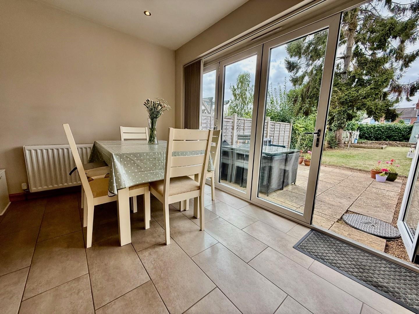 Edinburgh Road, Queens Park