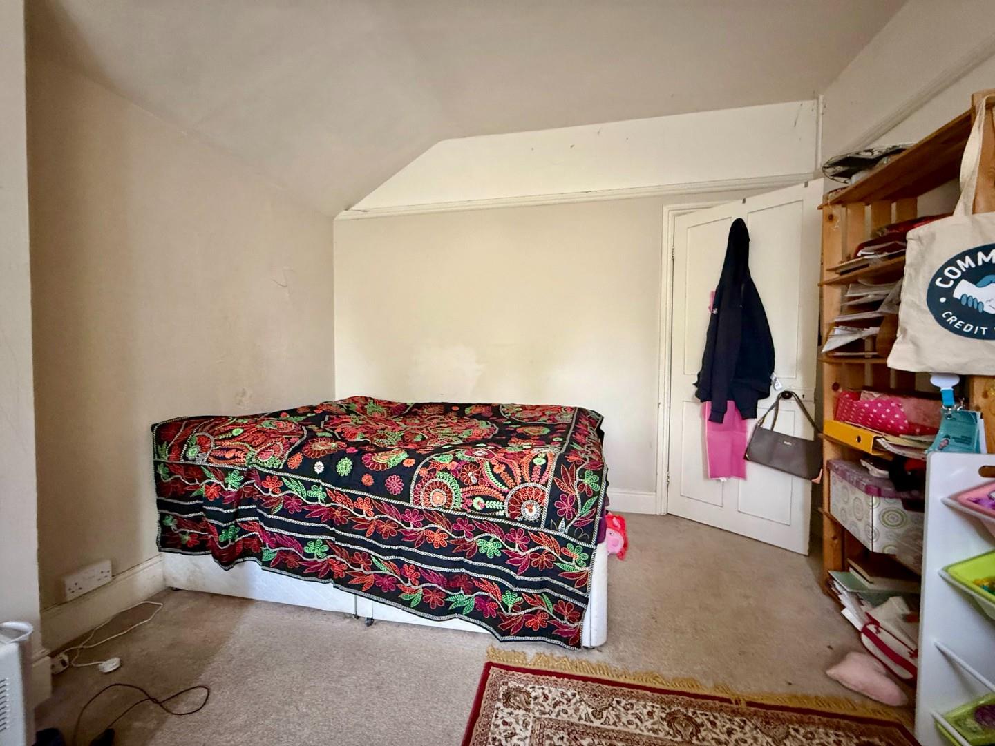 Clarence Avenue, Queens Park