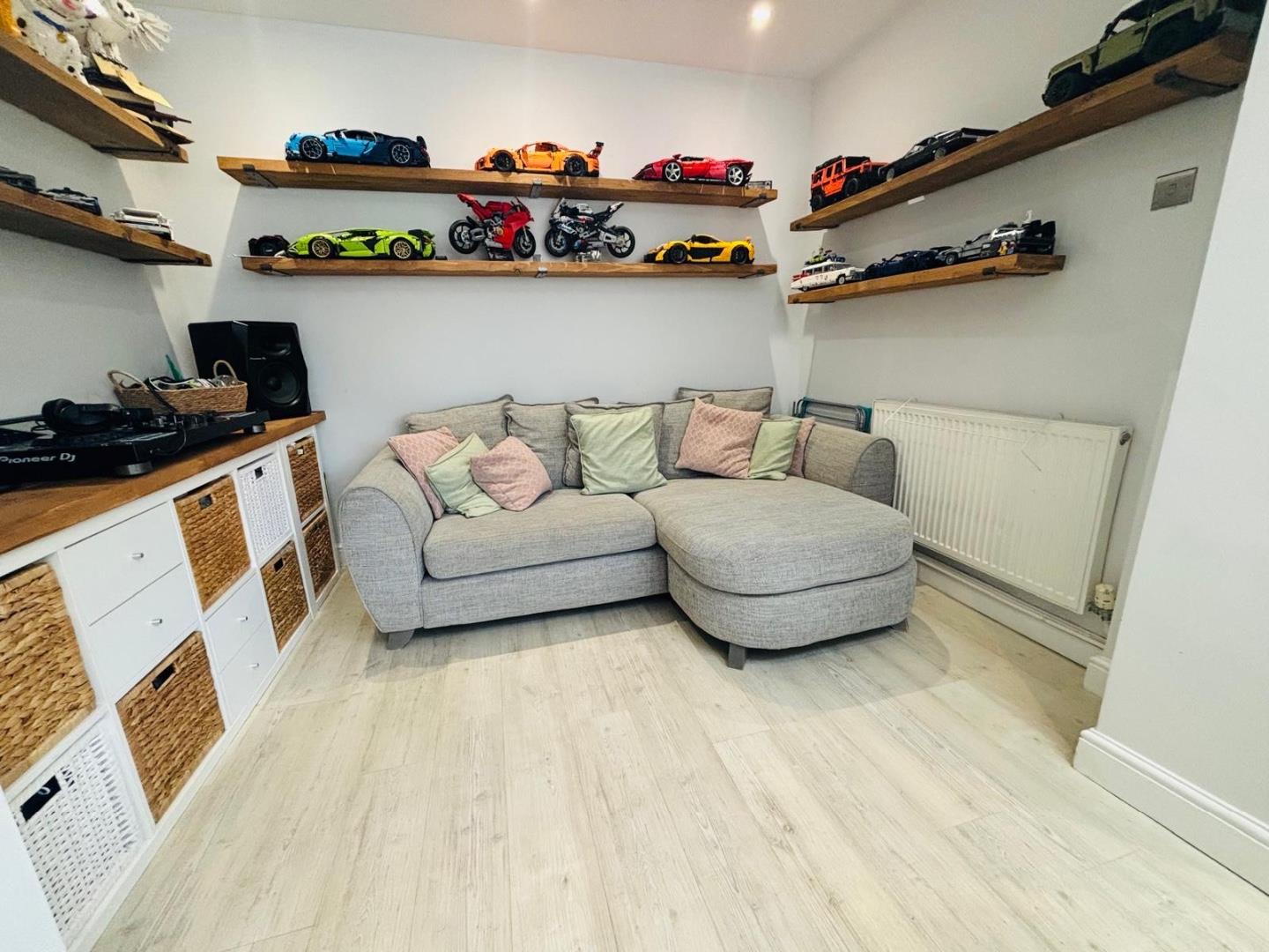 Spinney Hill Road, Spinney Hill