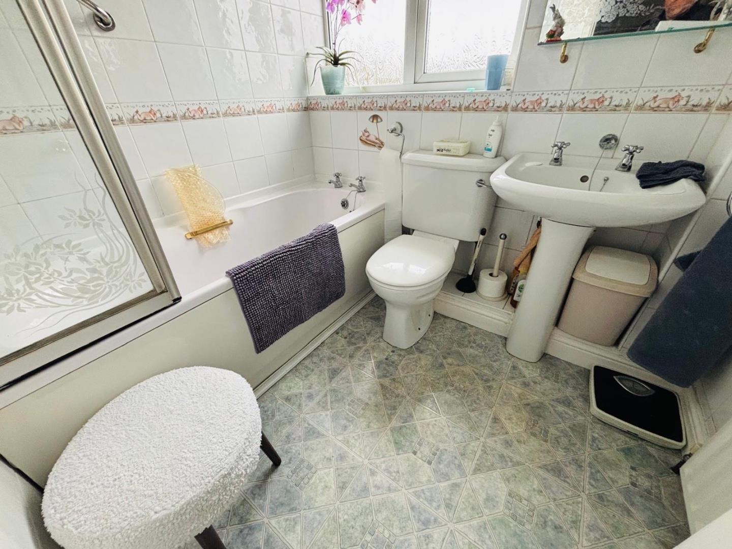 Thruxton Drive, Parklands