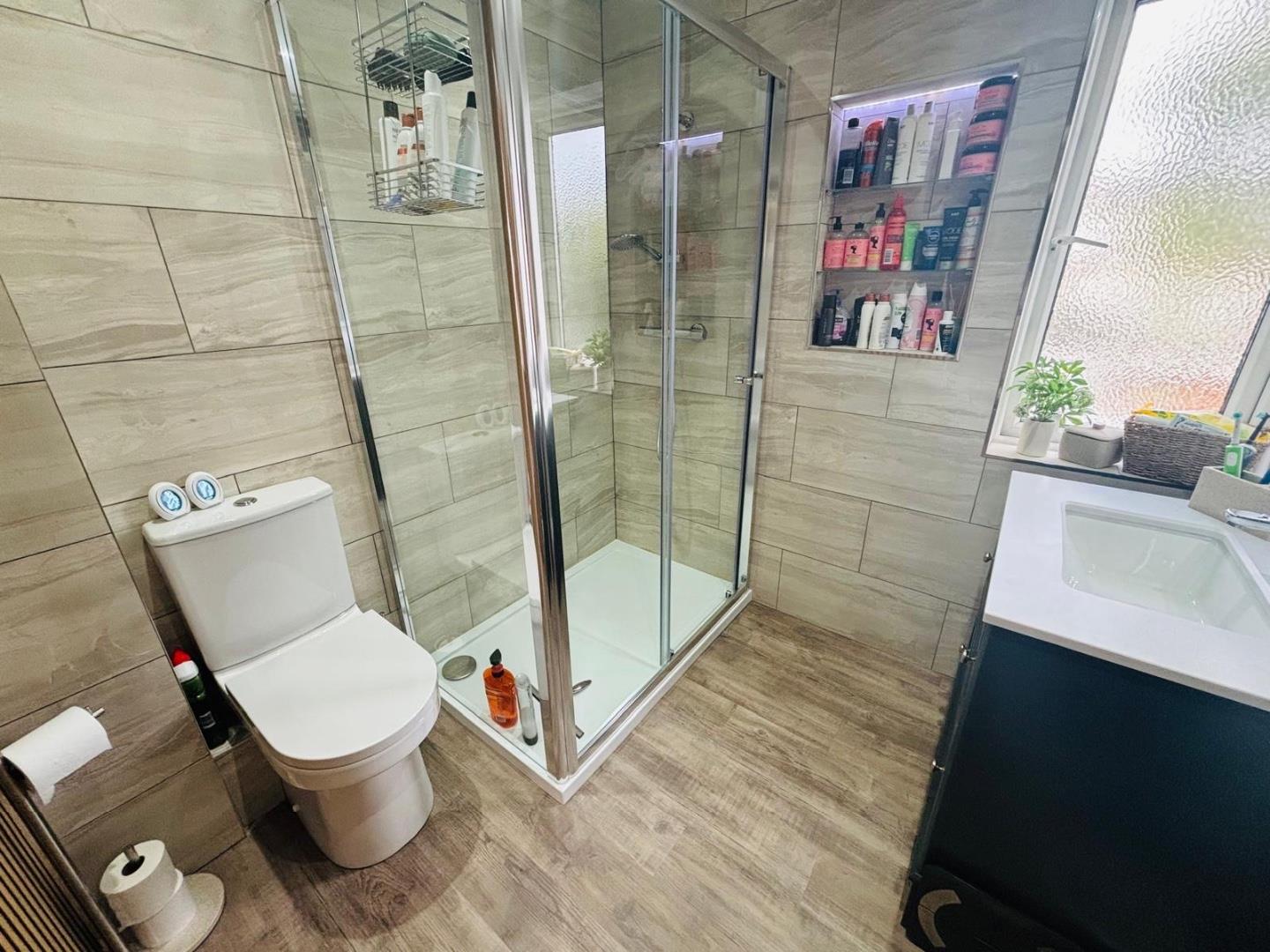 Spinney Hill Road, Spinney Hill