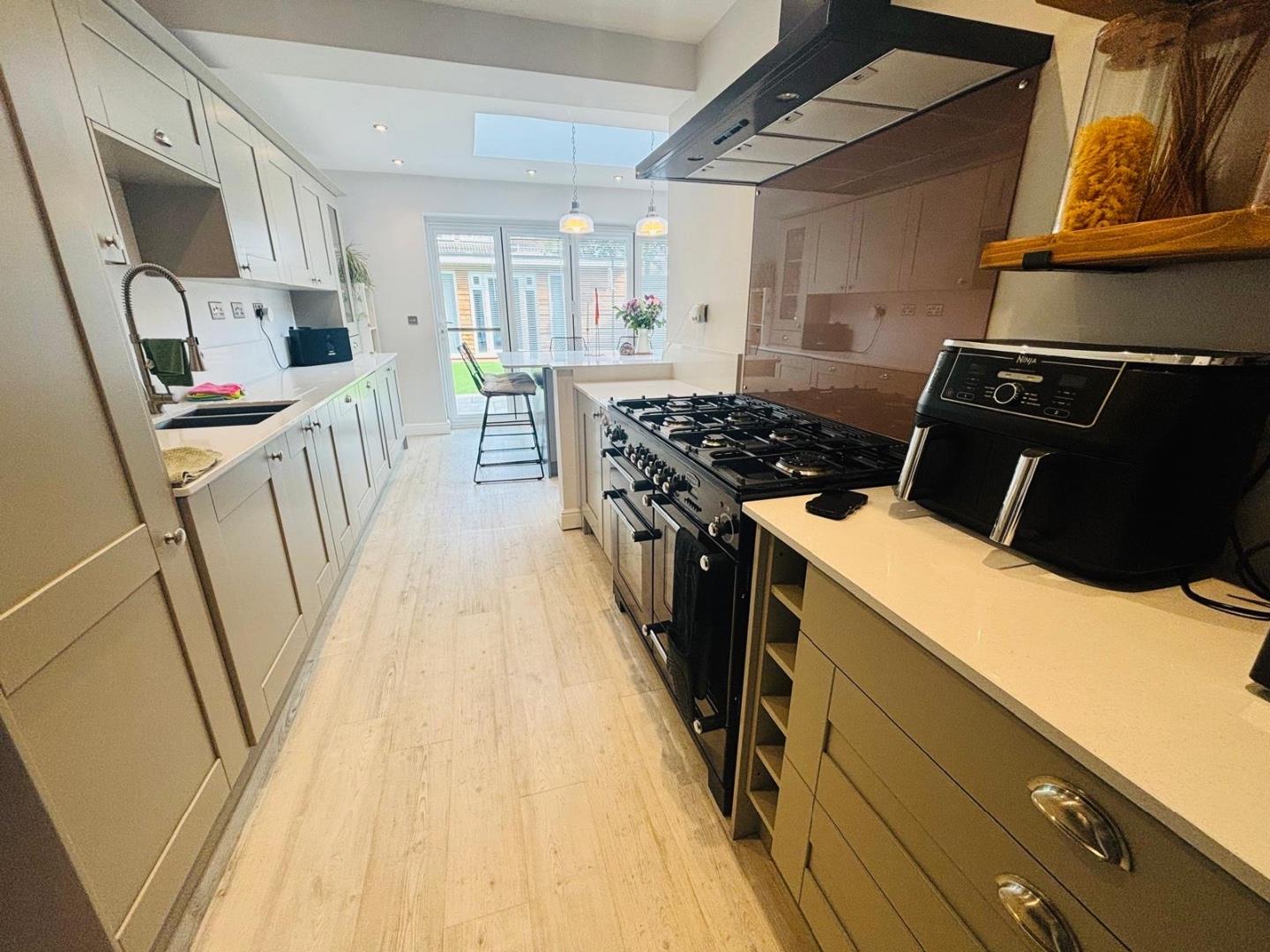 Spinney Hill Road, Spinney Hill