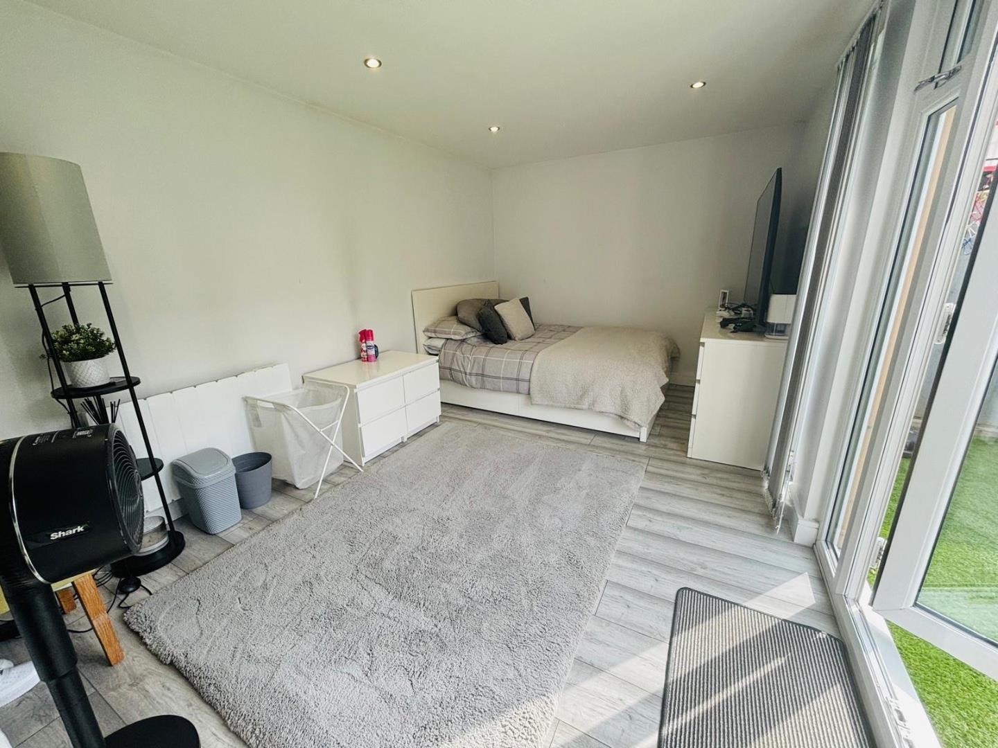 Spinney Hill Road, Spinney Hill