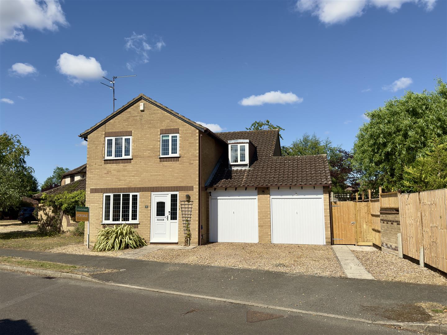 Macon Close, Duston