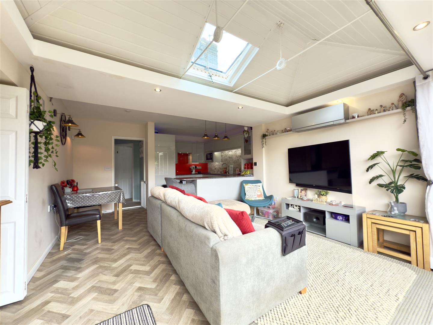 The Scarplands, Duston