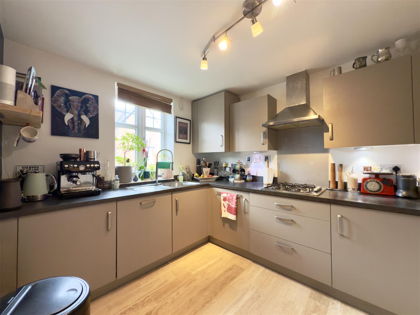 Irons Road, Harlestone Manor