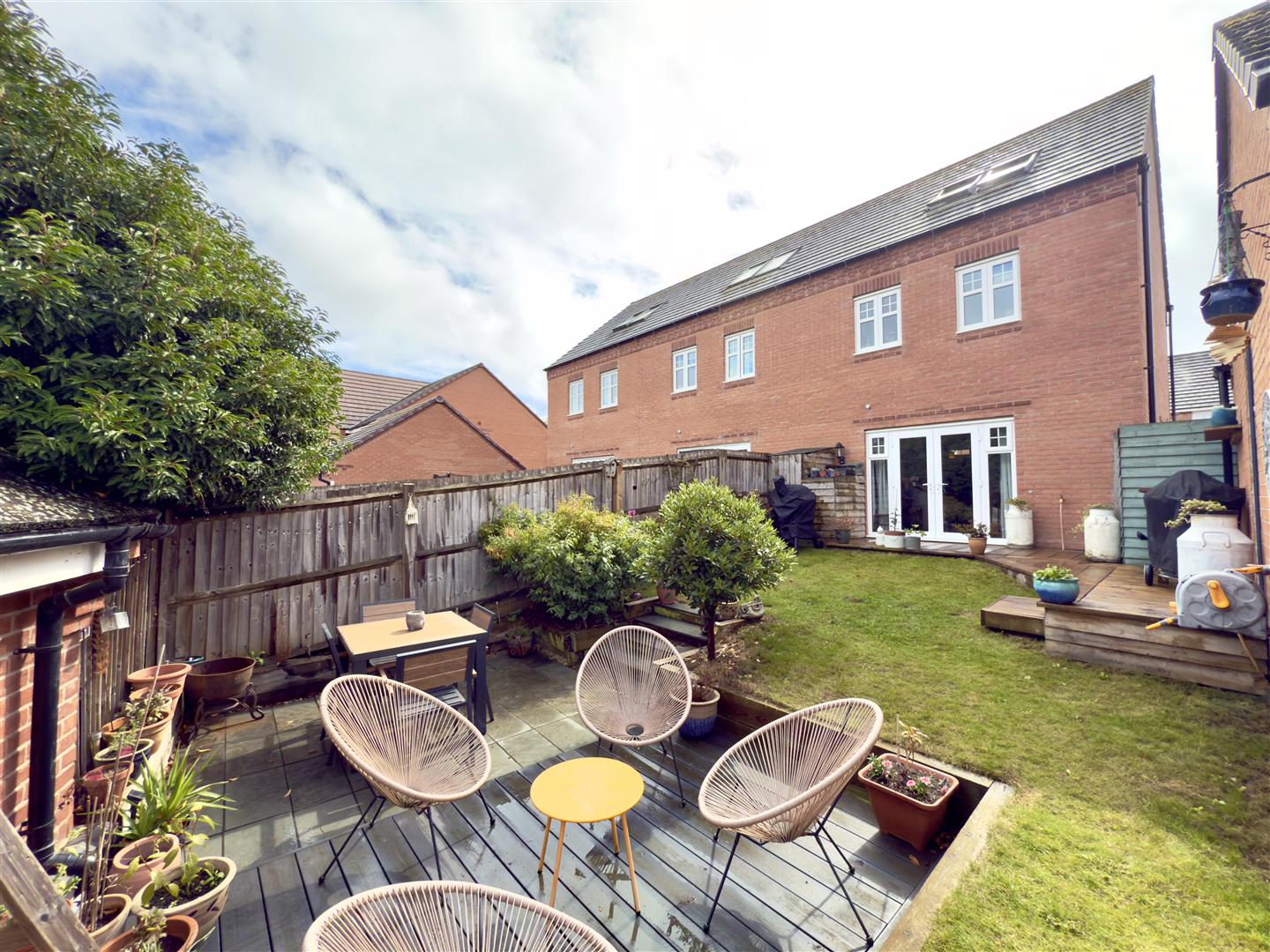 Irons Road, Harlestone Manor