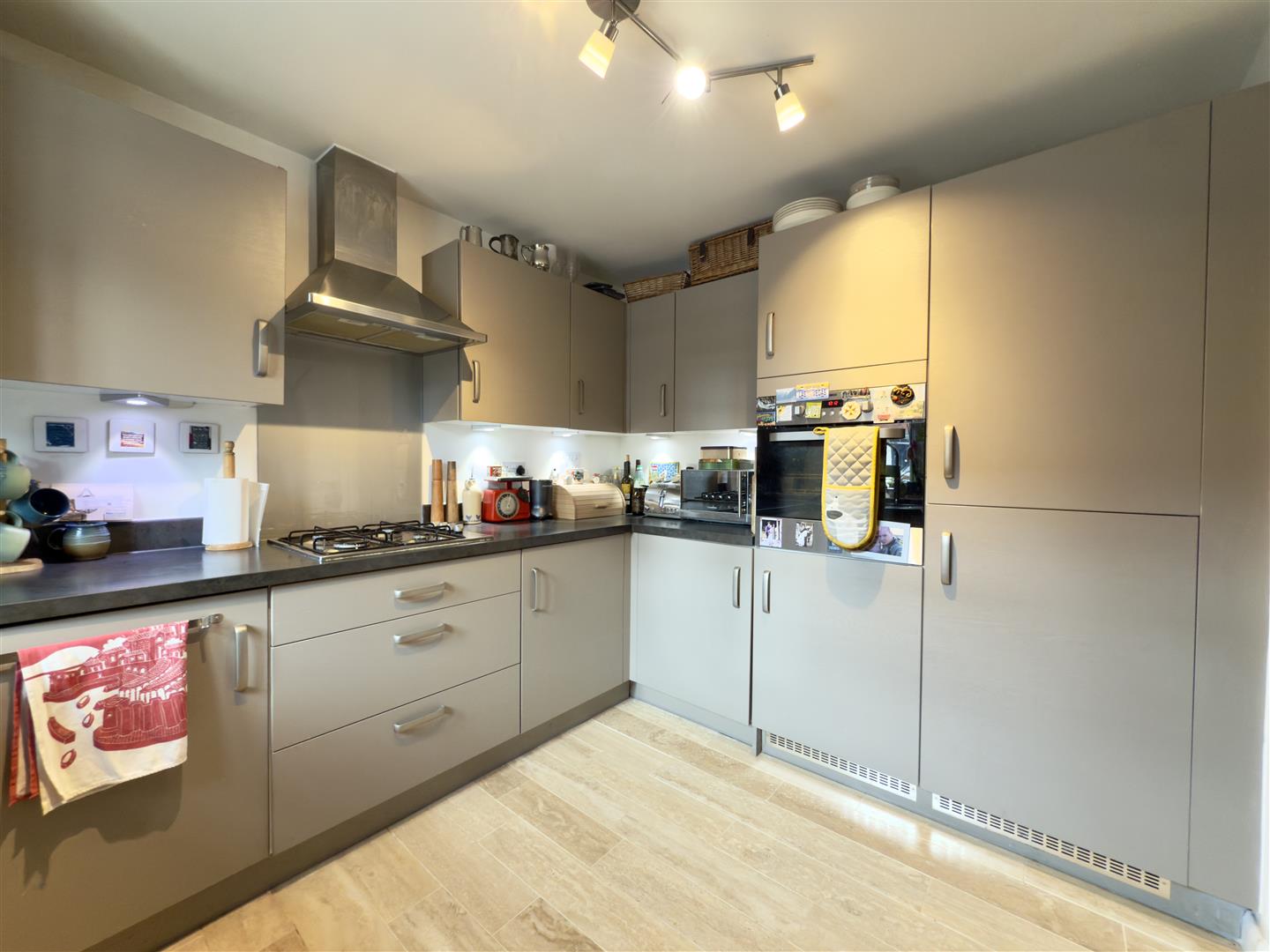 Irons Road, Harlestone Manor