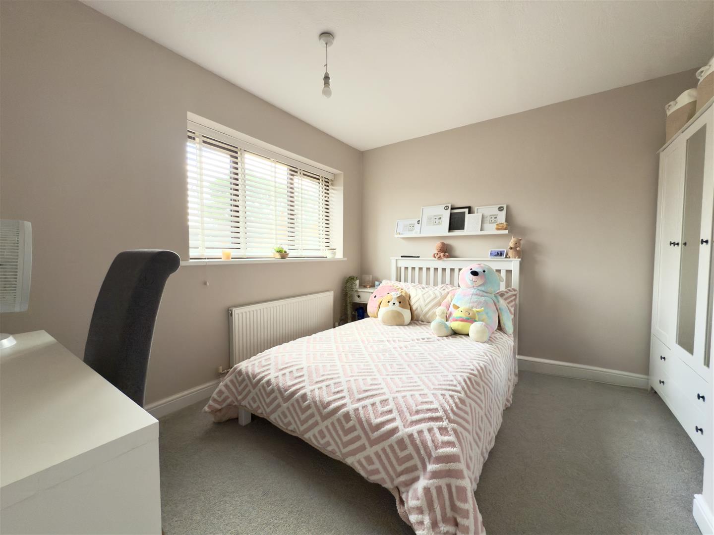 Vienne Close, Duston