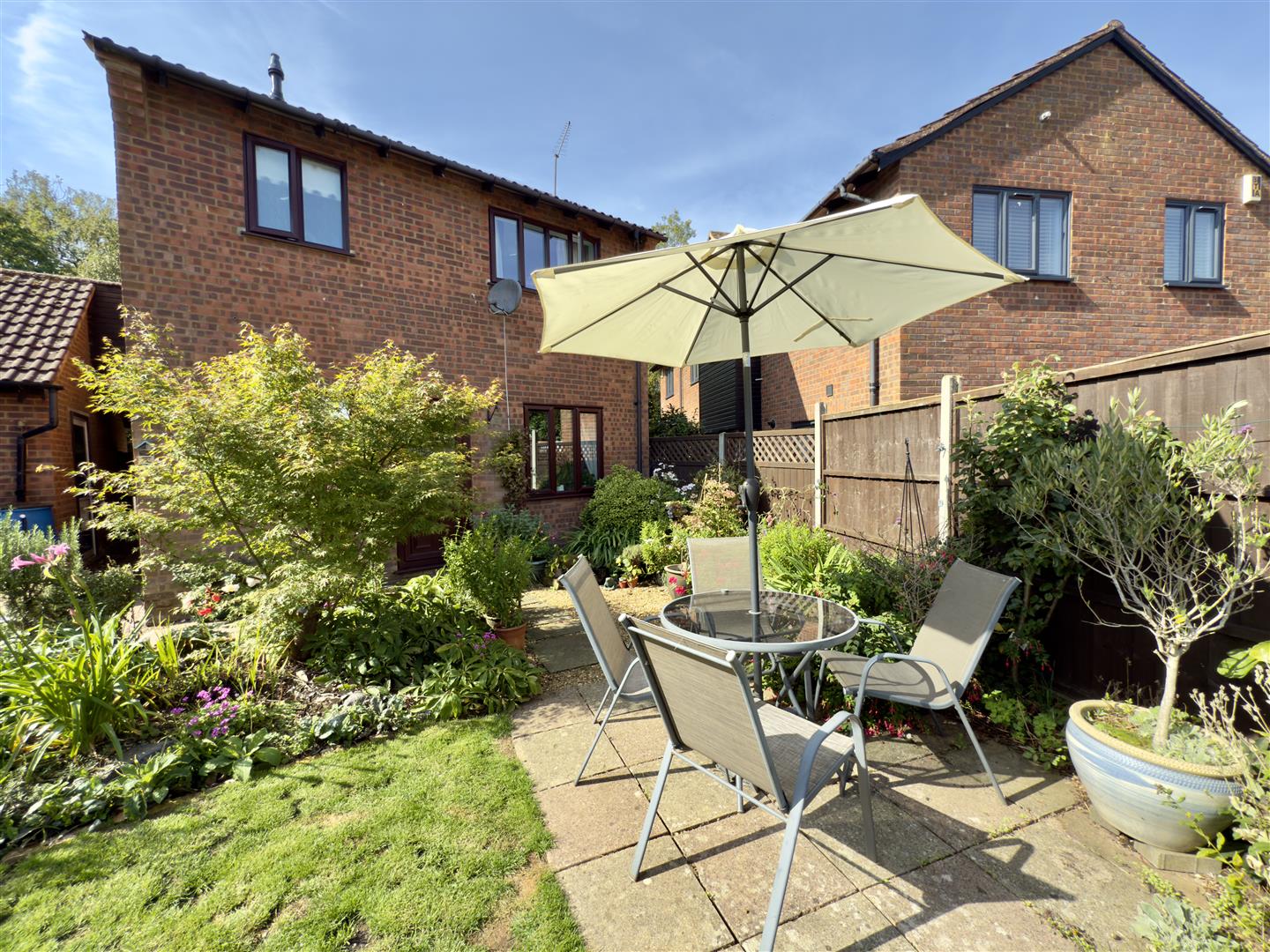 Vienne Close, Duston