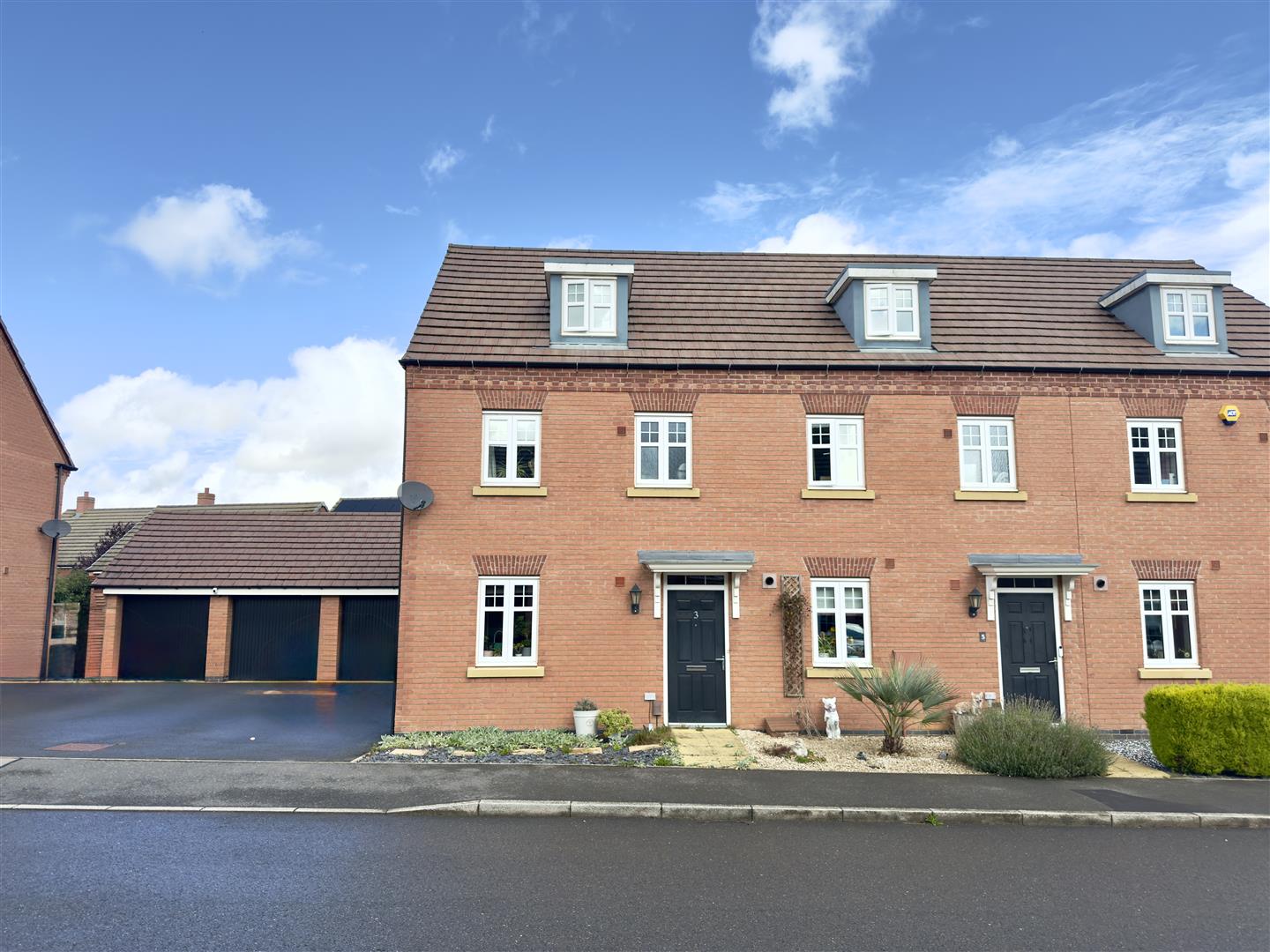 Irons Road, Harlestone Manor