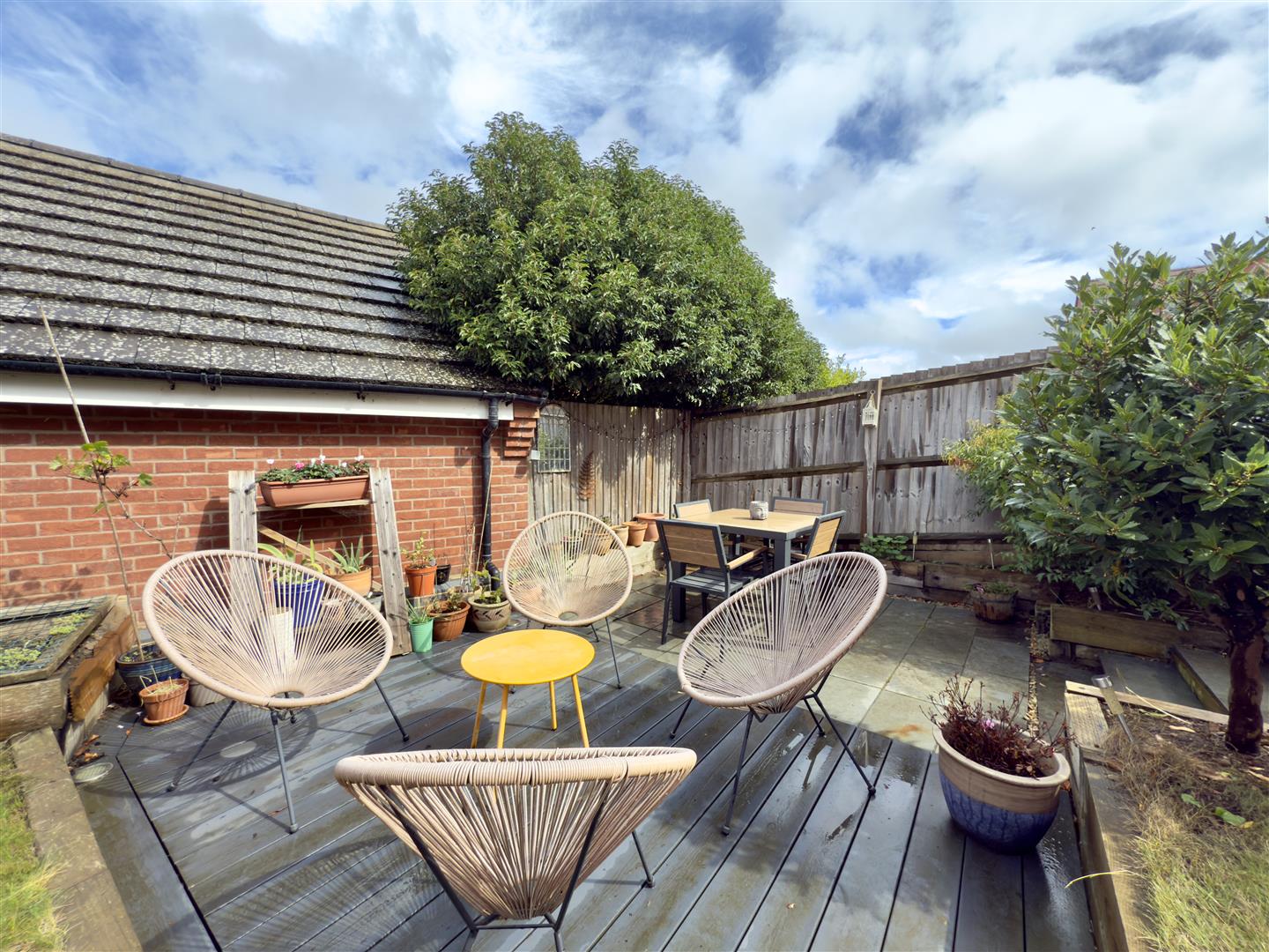 Irons Road, Harlestone Manor