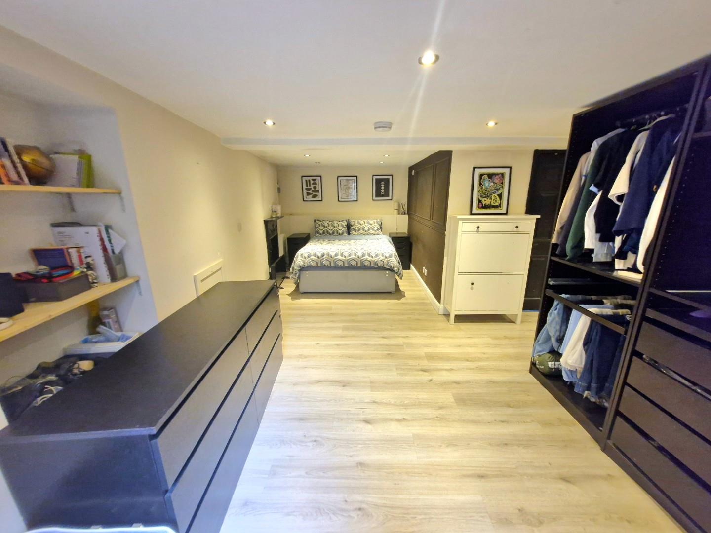 Castilian Street, Town Centre