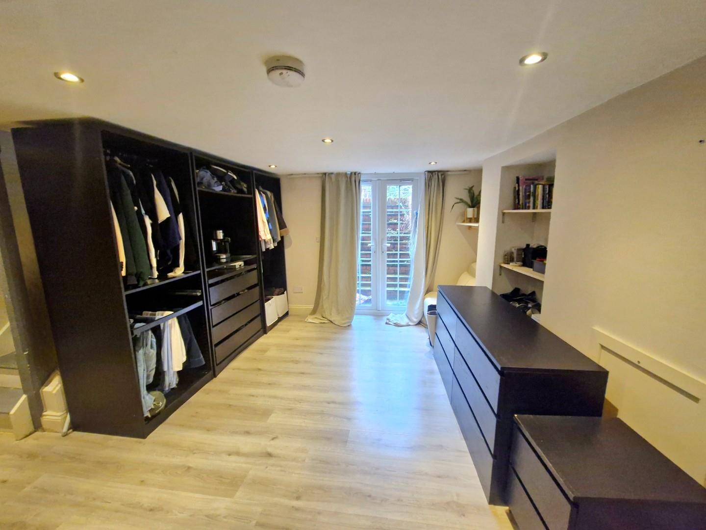 Castilian Street, Town Centre