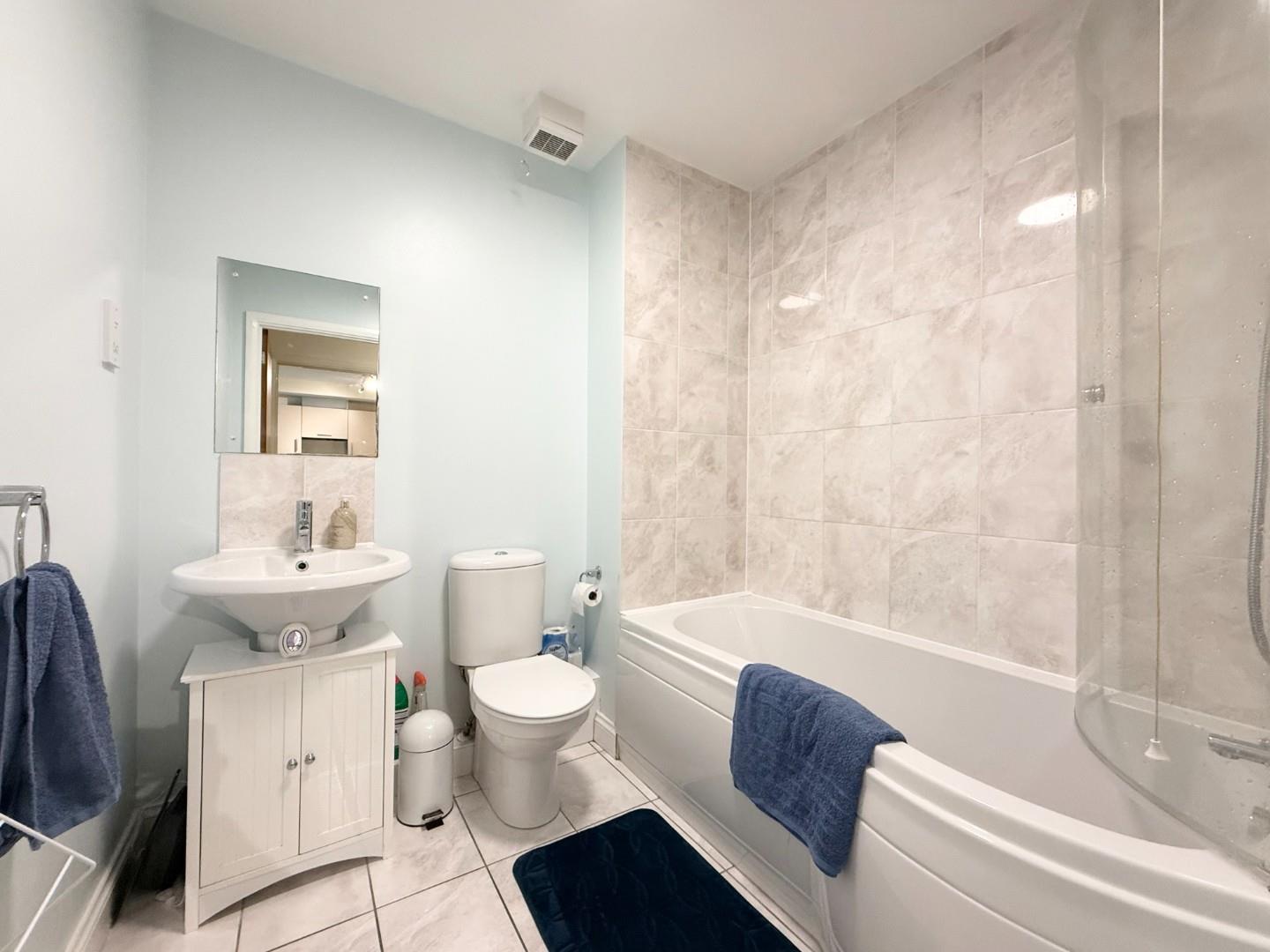 Woolmonger Street, Town Centre