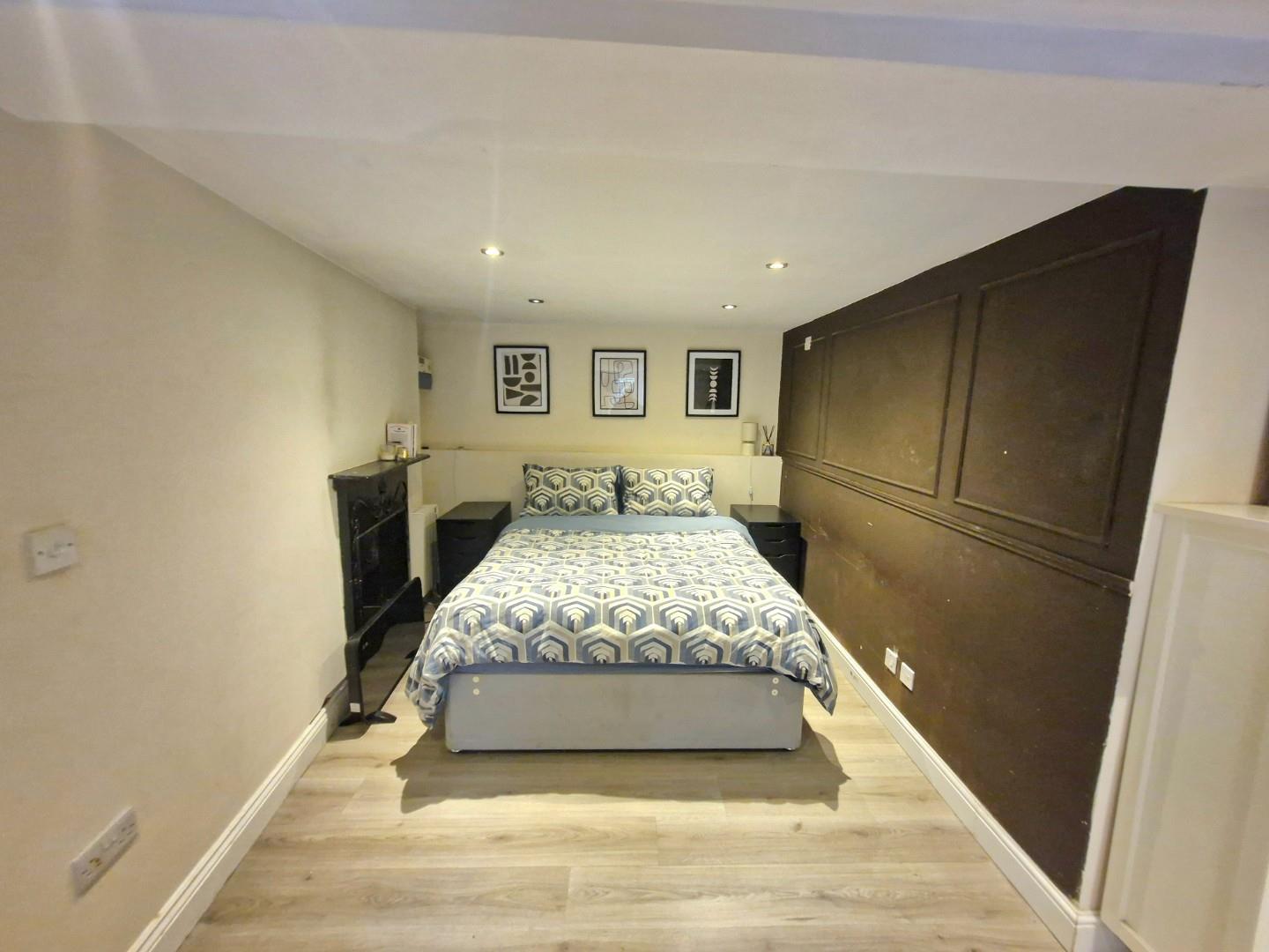 Castilian Street, Town Centre