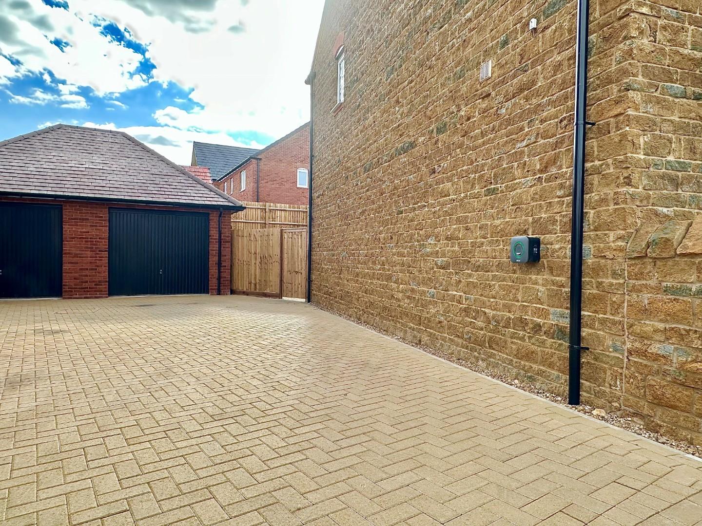 Copperfield Crescent, Collingtree Park