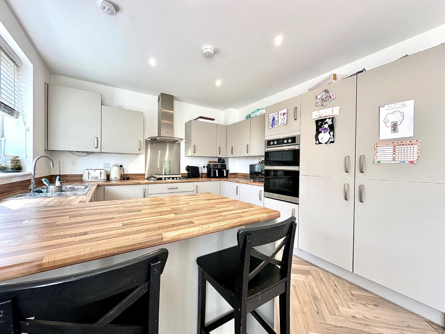 Pitbank Drive, Collingtree Park