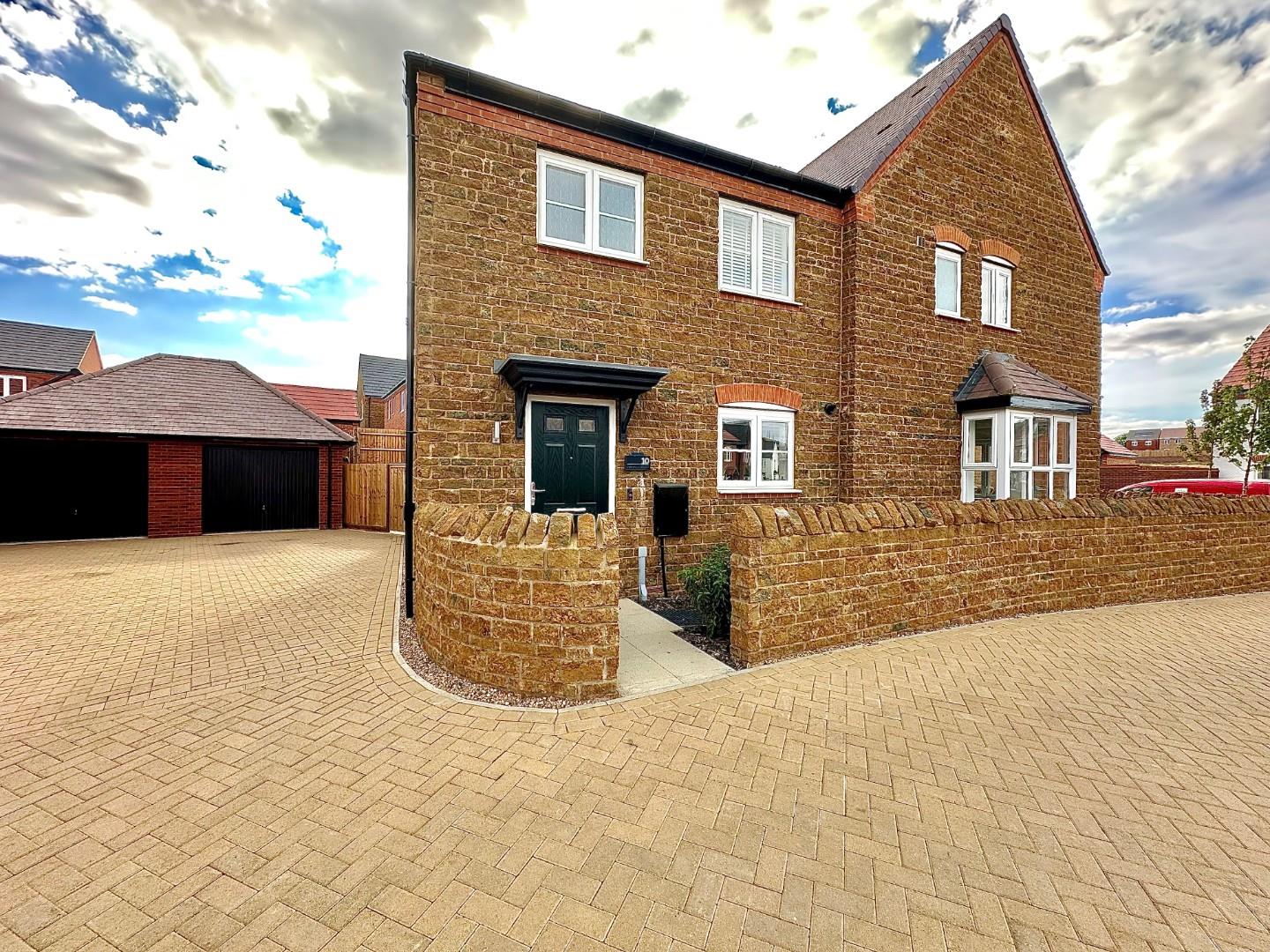 Copperfield Crescent, Collingtree Park