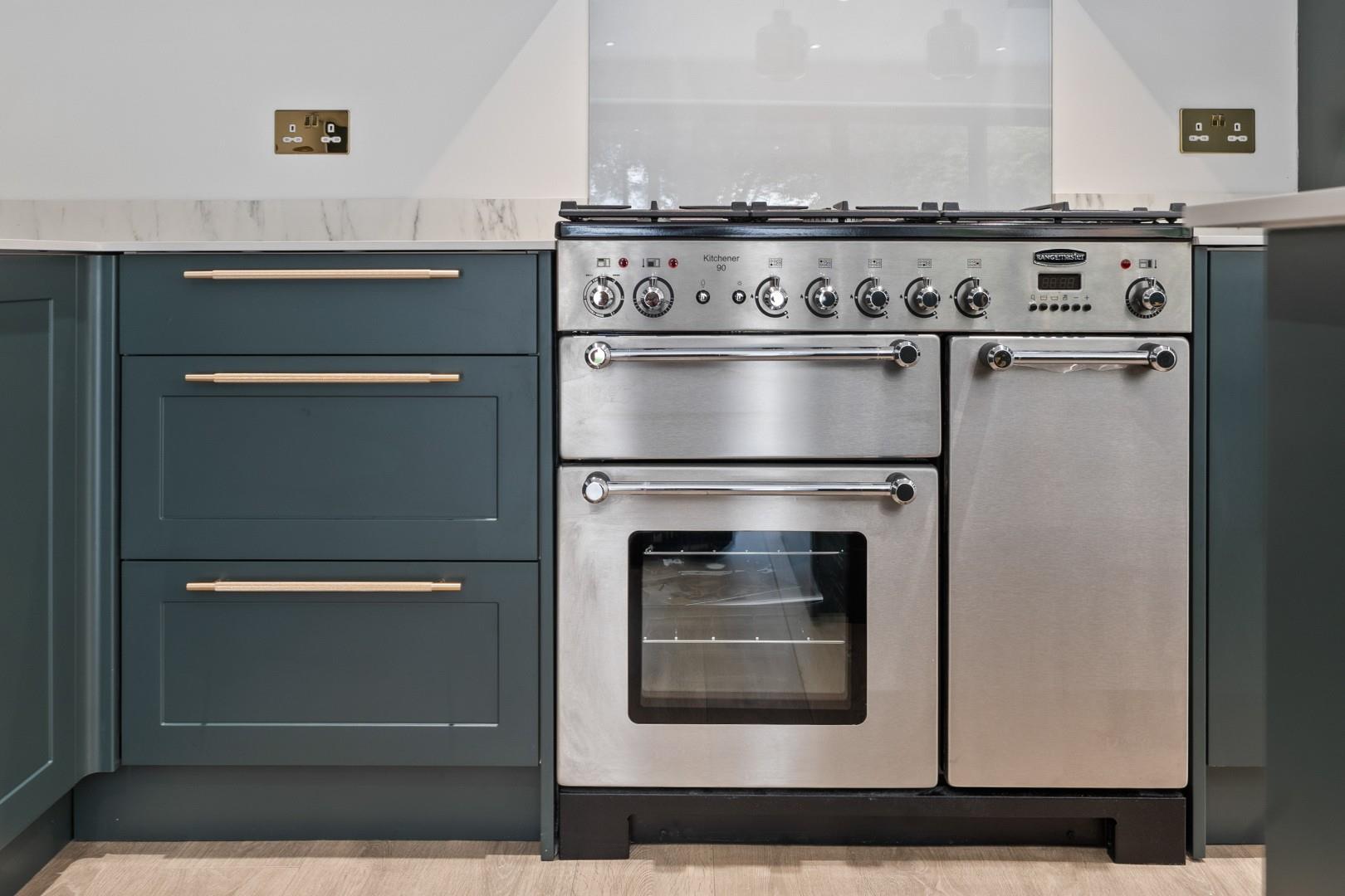 Thorpeville, Moulton