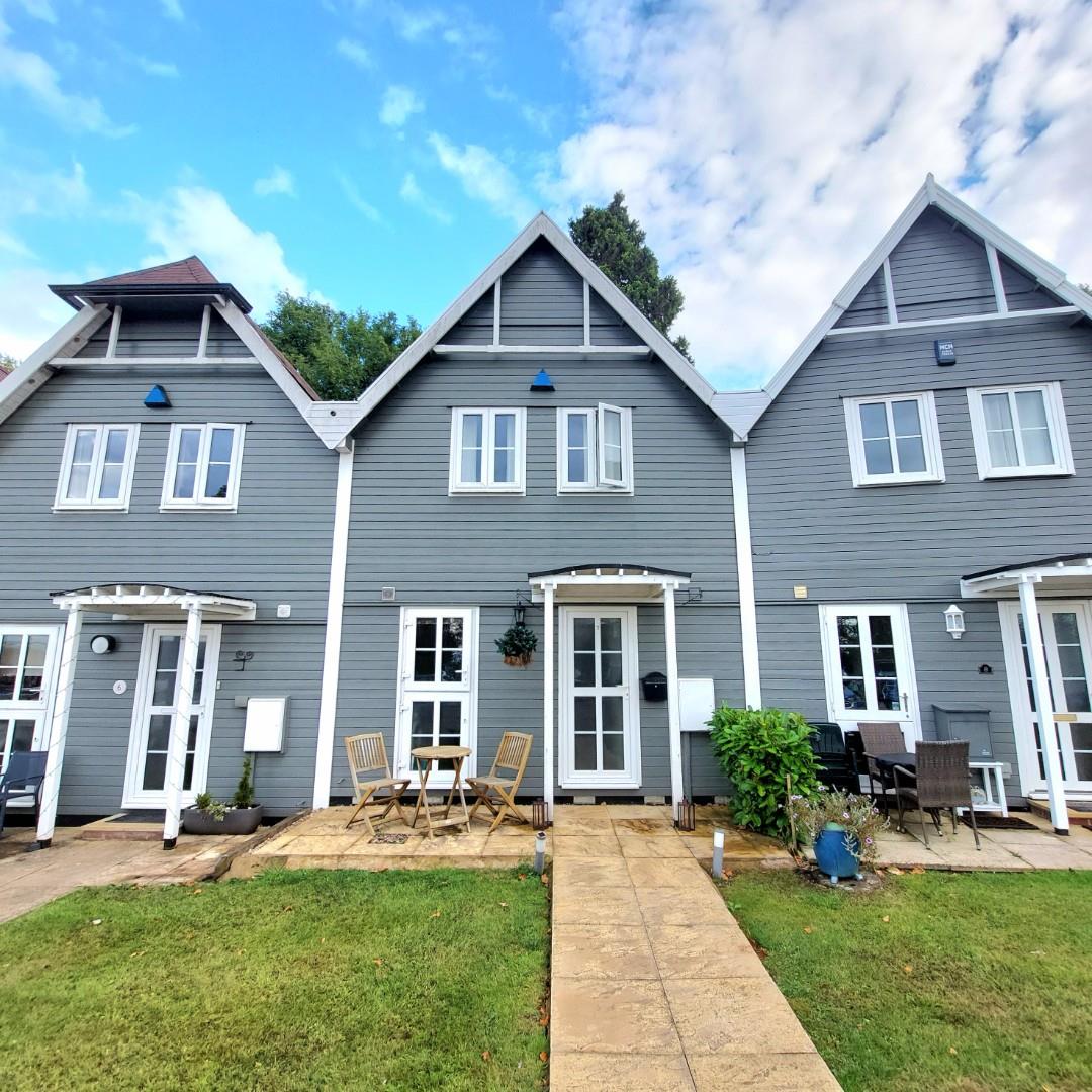 The Roundel, Overstone