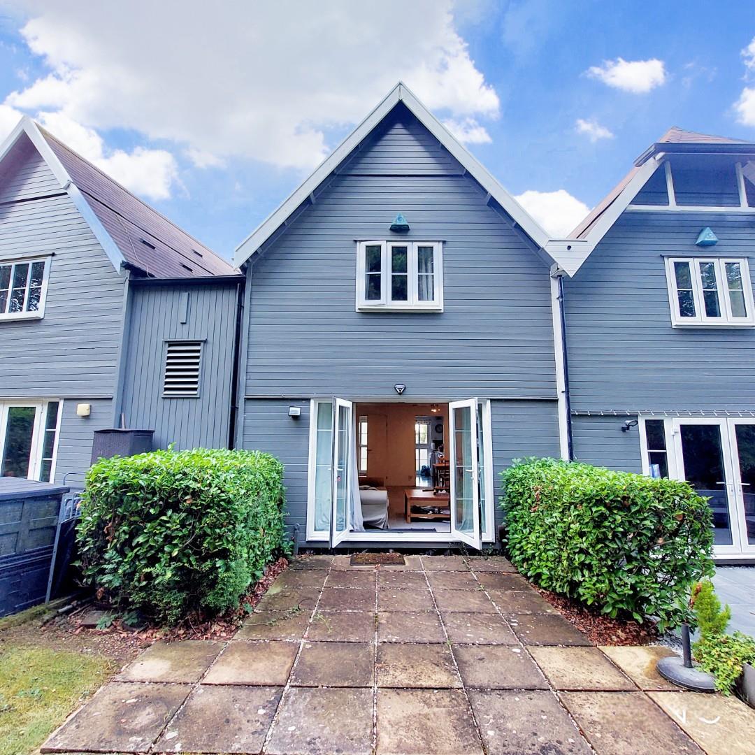 The Roundel, Overstone