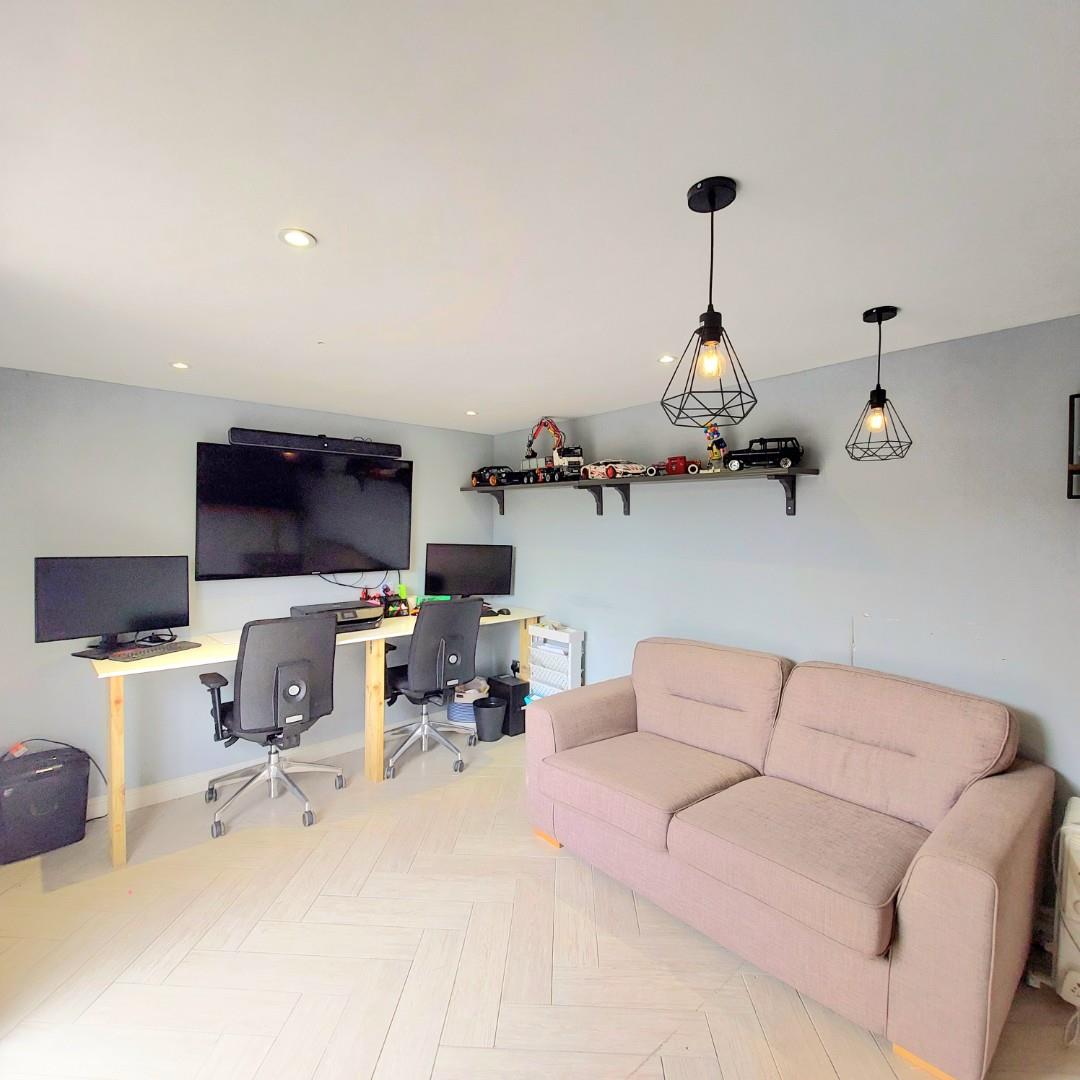 Holdenby Lane, Earls Barton