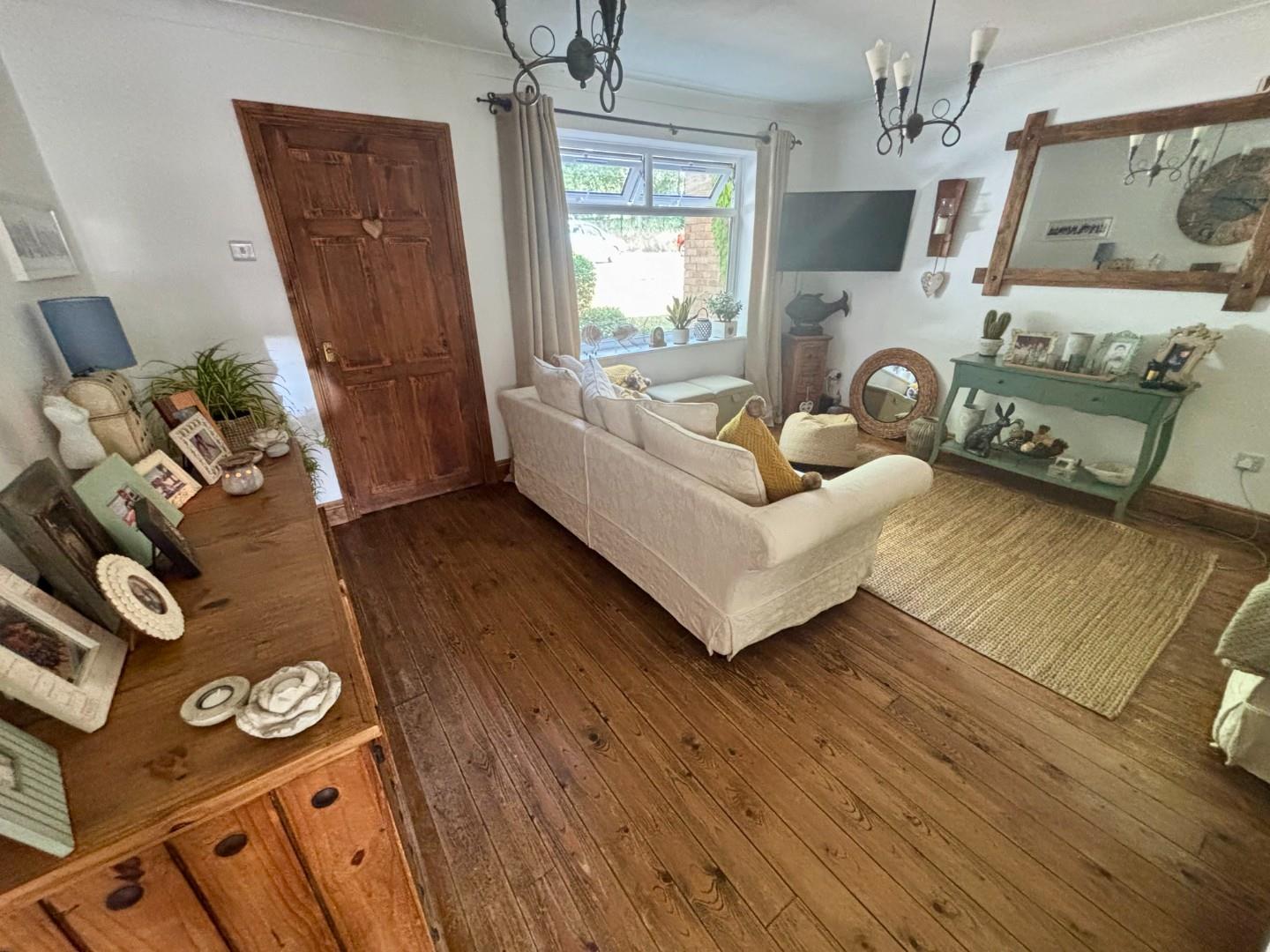 Chatsworth Avenue, Goldenash