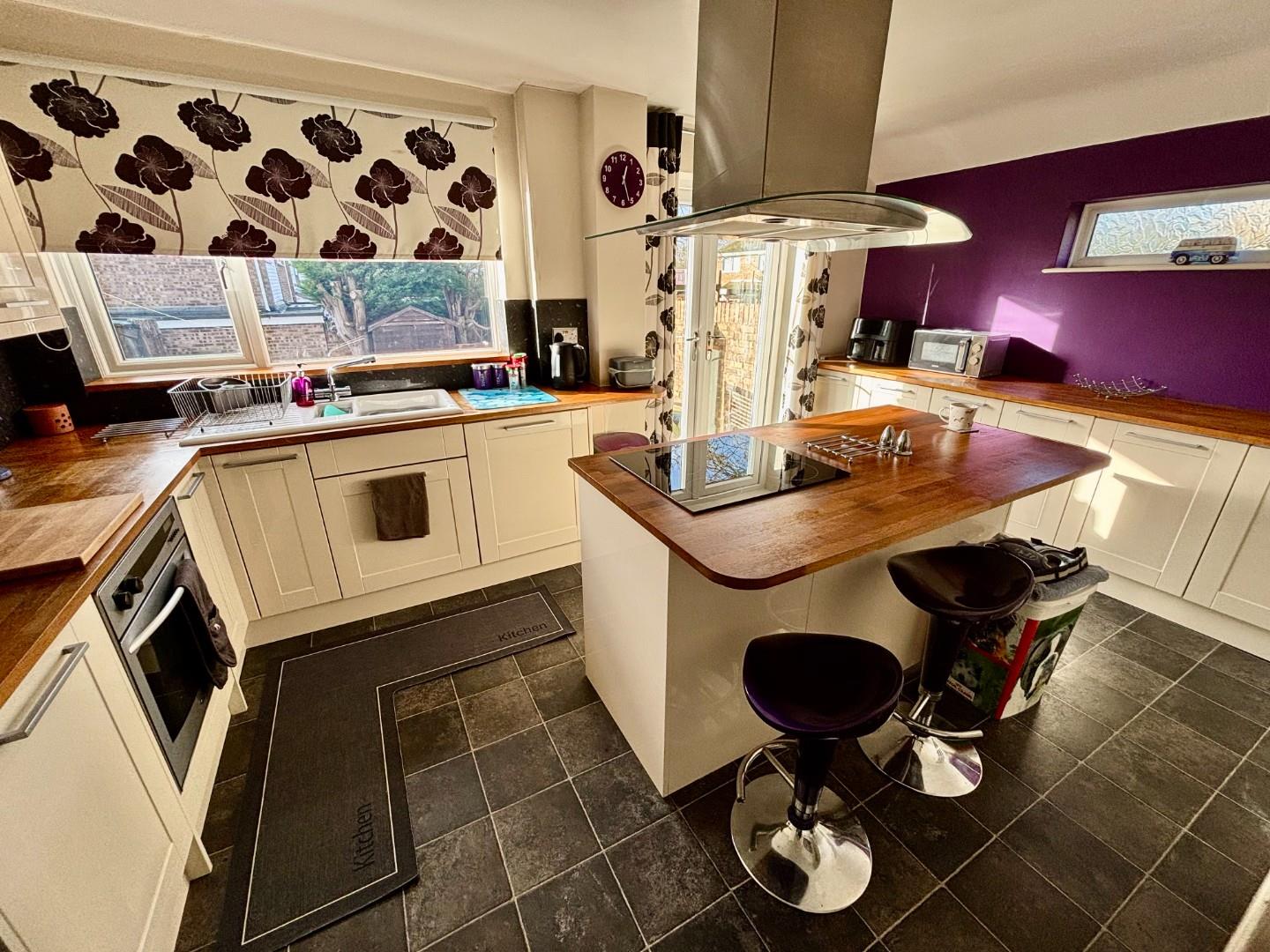 West Priors Court, Lings