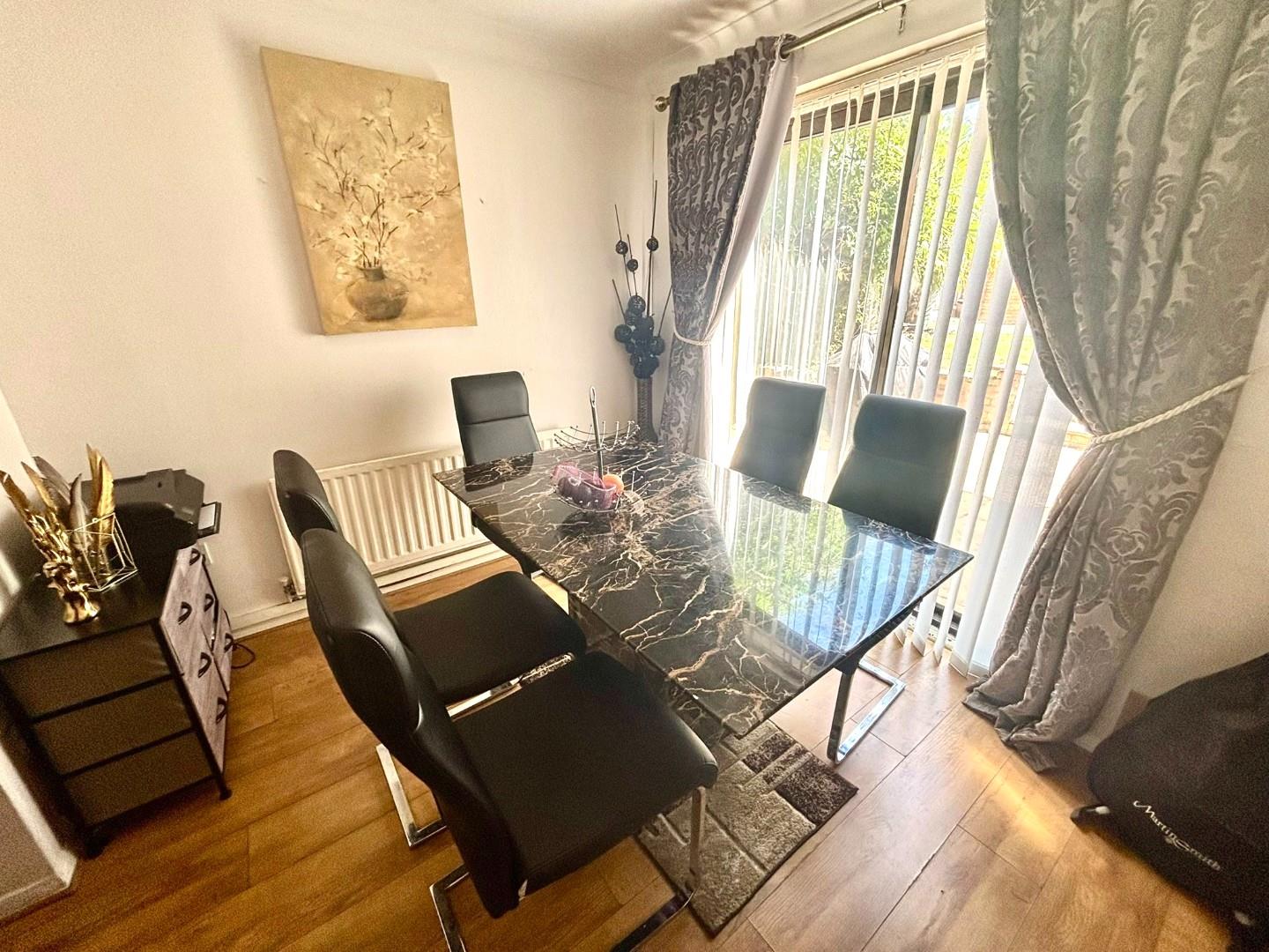 Ten Pines, Southfields