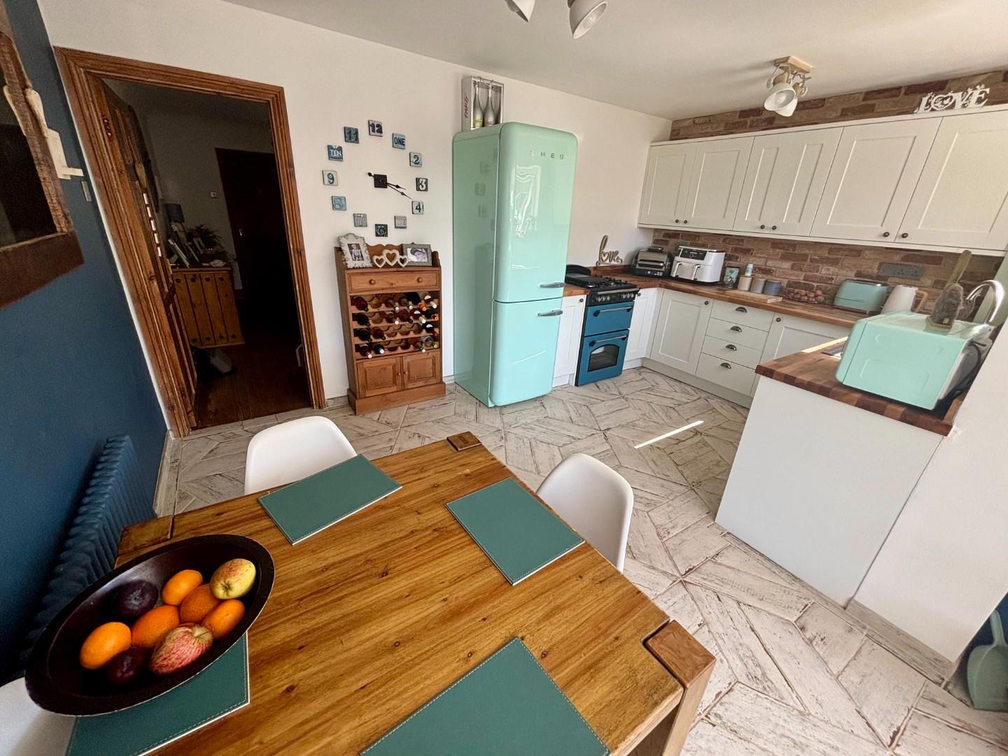 Chatsworth Avenue, Goldenash