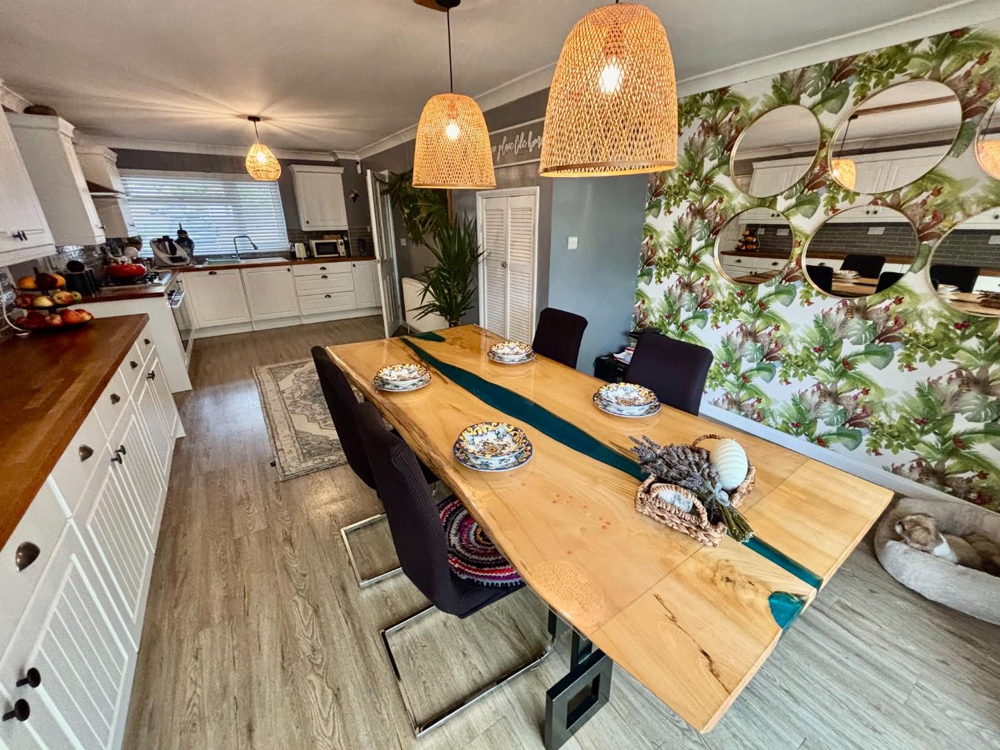 East Priors Court, Lings