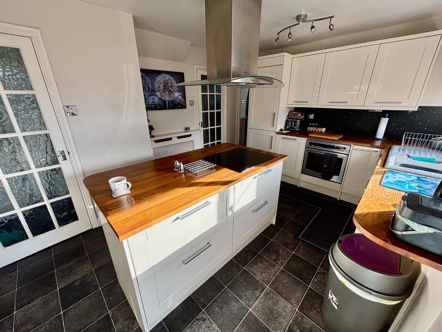 West Priors Court, Lings