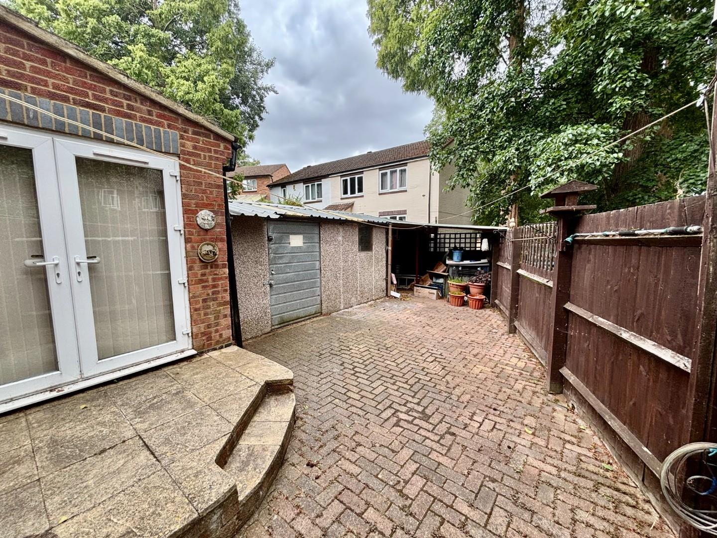 Streambank Road, Thorplands Brook