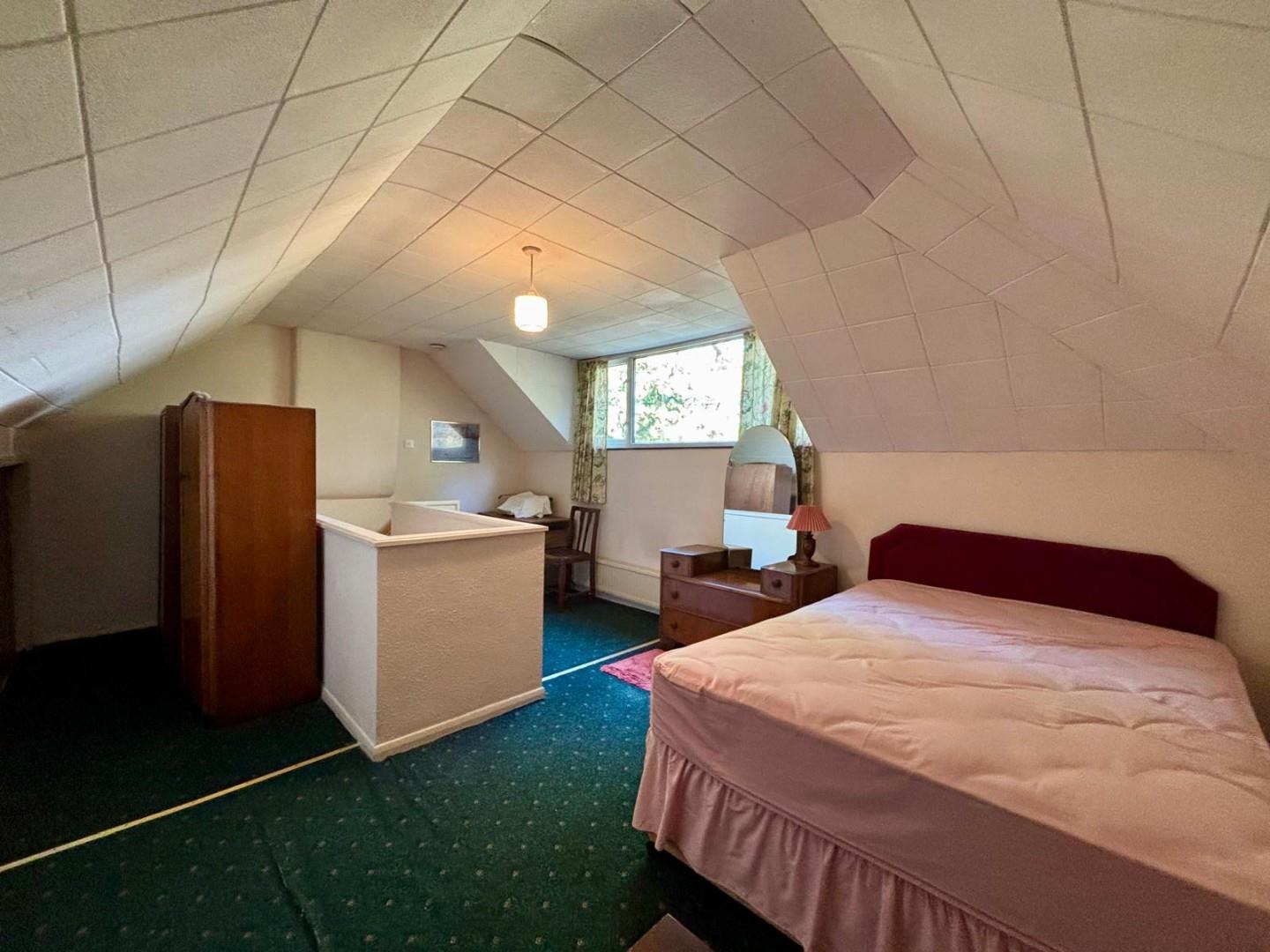 Charnwood Avenue, Westone