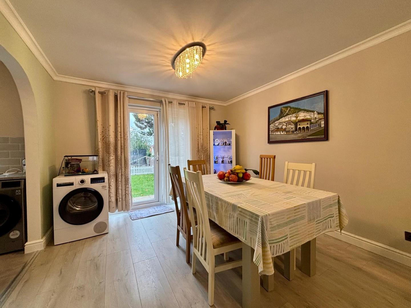 Lindsay Avenue, Abington