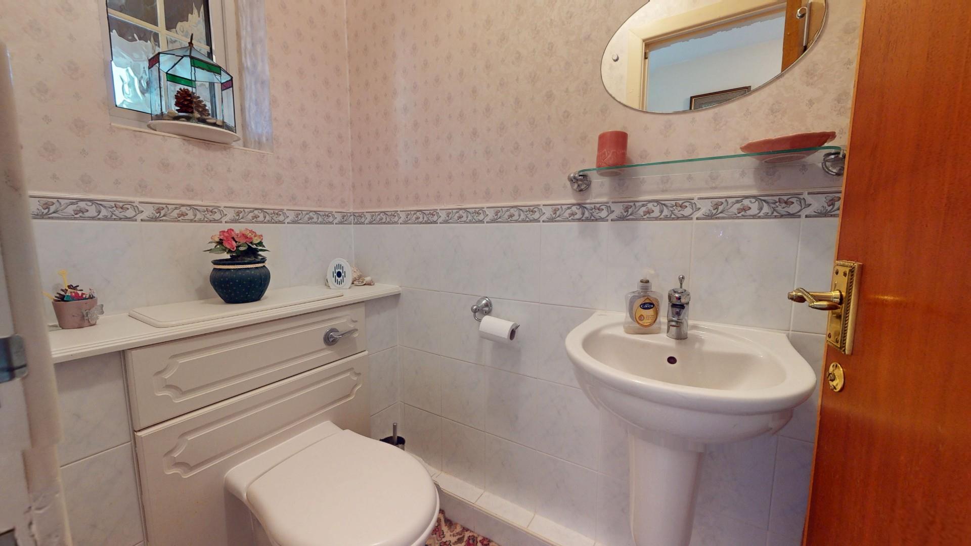 Tan Y Bryn, Pwllglas, Ruthin - CLOAKROOM