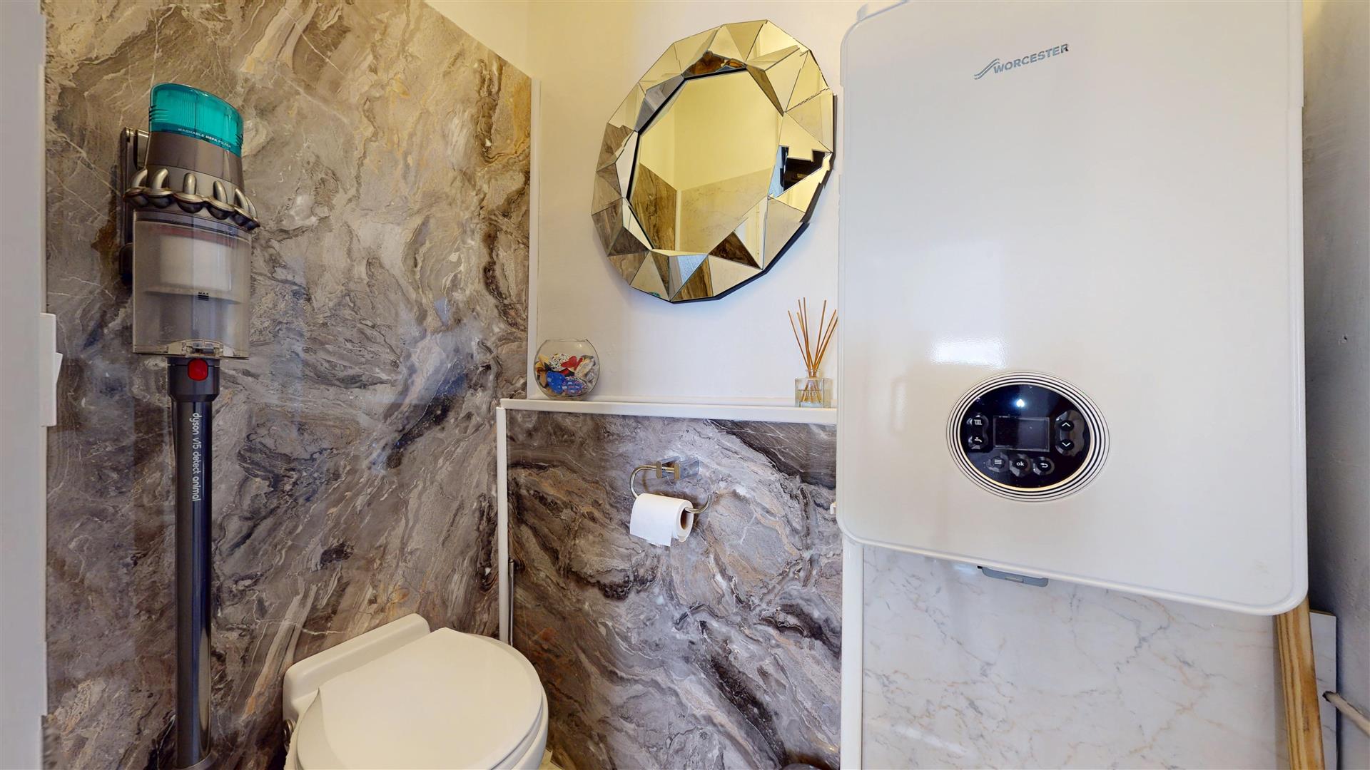 6-7 Mill Street, Corwen - CLOAKROOM