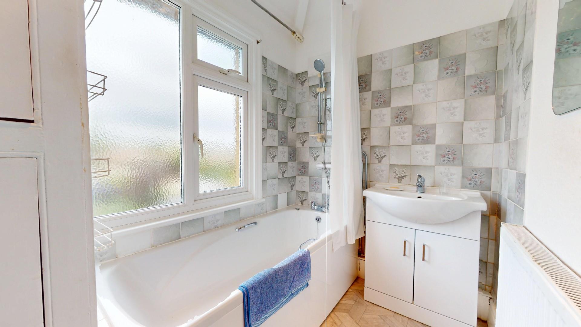 St. Meugans, Ruthin - BATHROOM