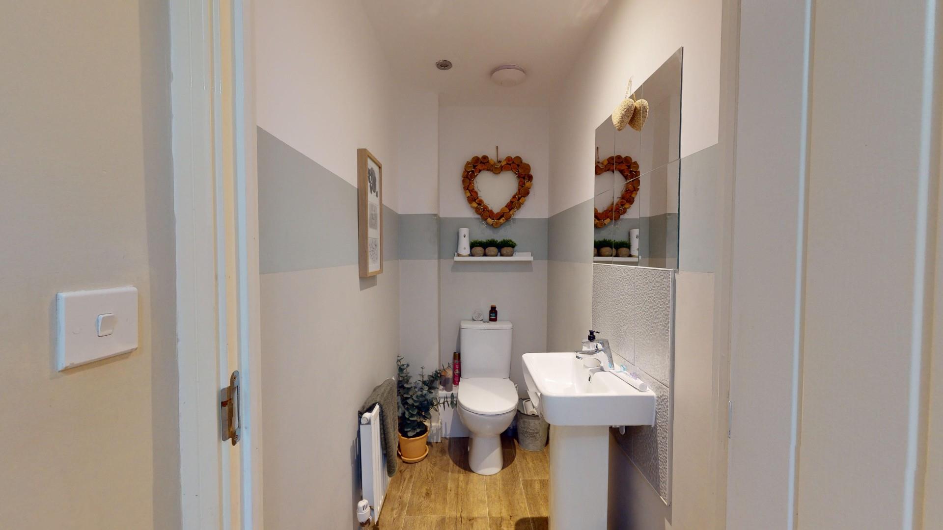 Stryd Yr Wylan, Ruthin - CLOAKROOM