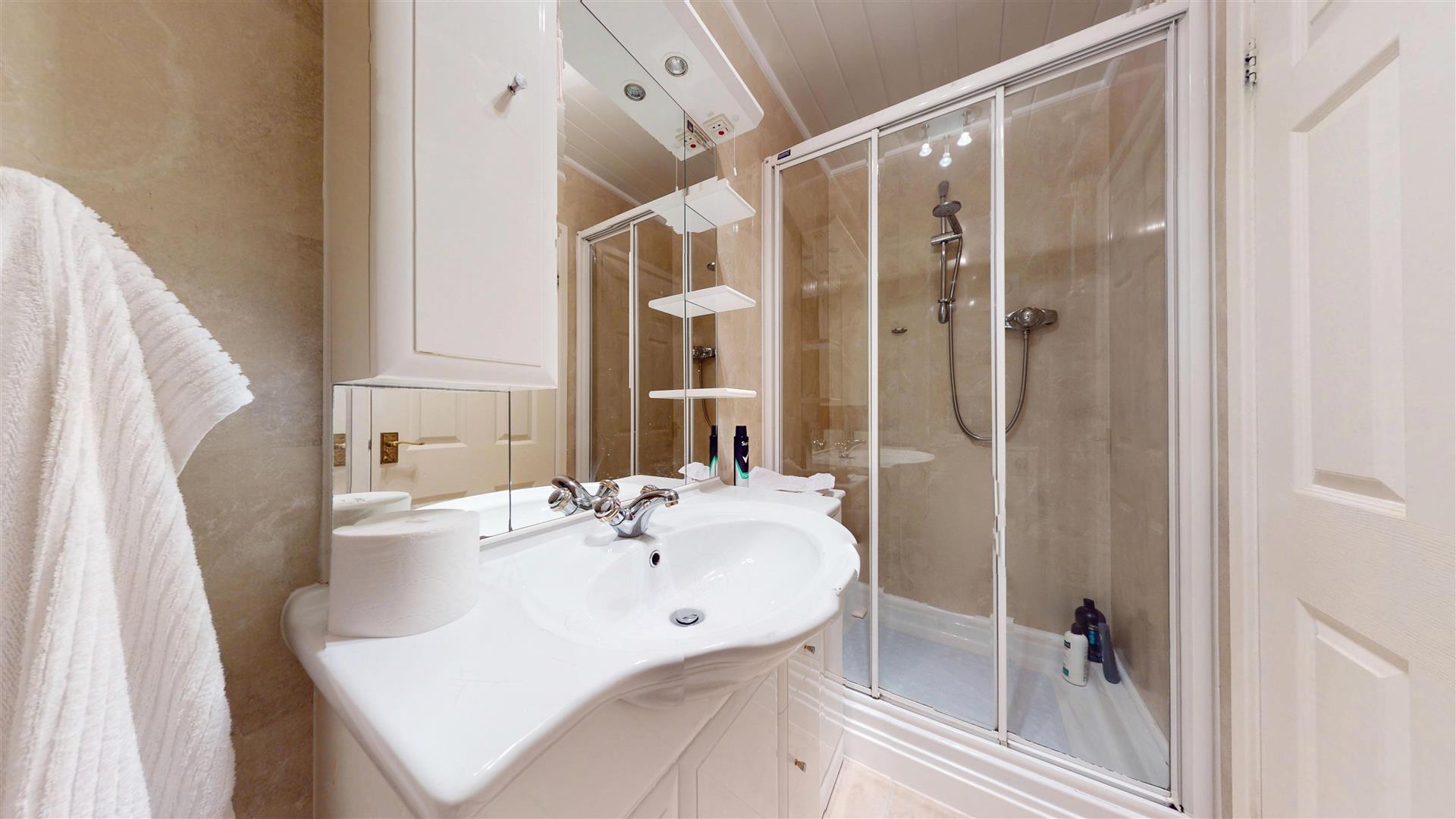 Stryd Y Brython, Ruthin - EN SUITE SHOWER ROOM