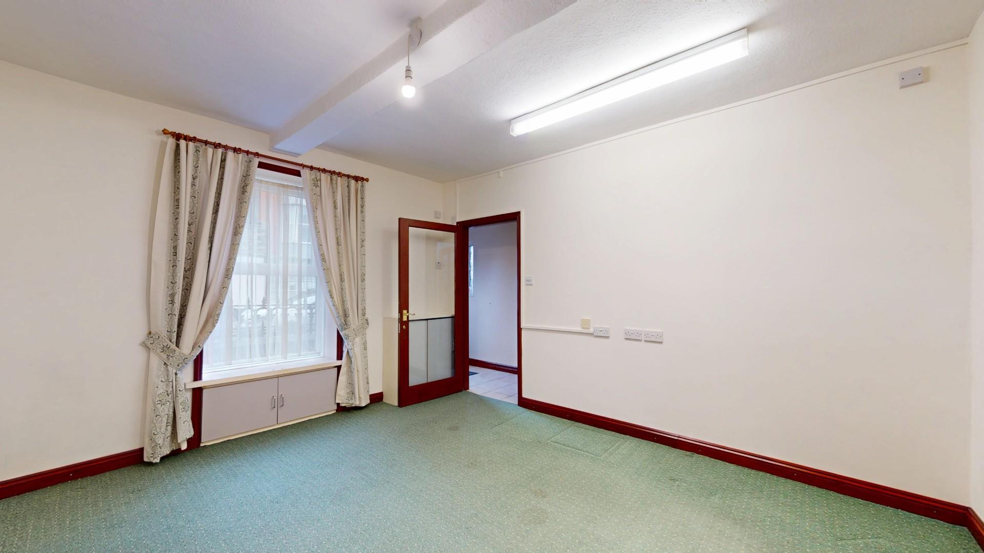 High Street, Bala - BEDROOM OR LOUNGE