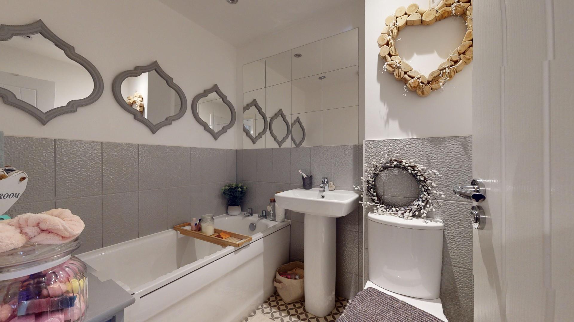 Stryd Yr Wylan, Ruthin - BATHROOM