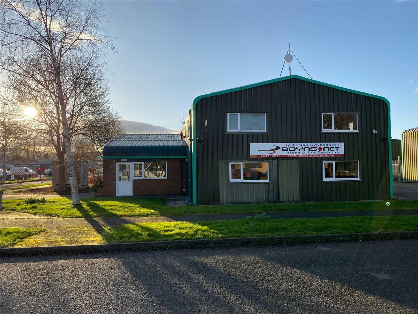 Ffordd Celyn, Parc Busnes Lon Parcwr, Ruthin - ROAD SIDE PHOTO