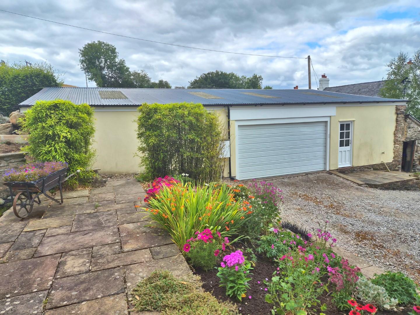 Pentre Celyn, Ruthin - GARAGE & WORKSHOPS