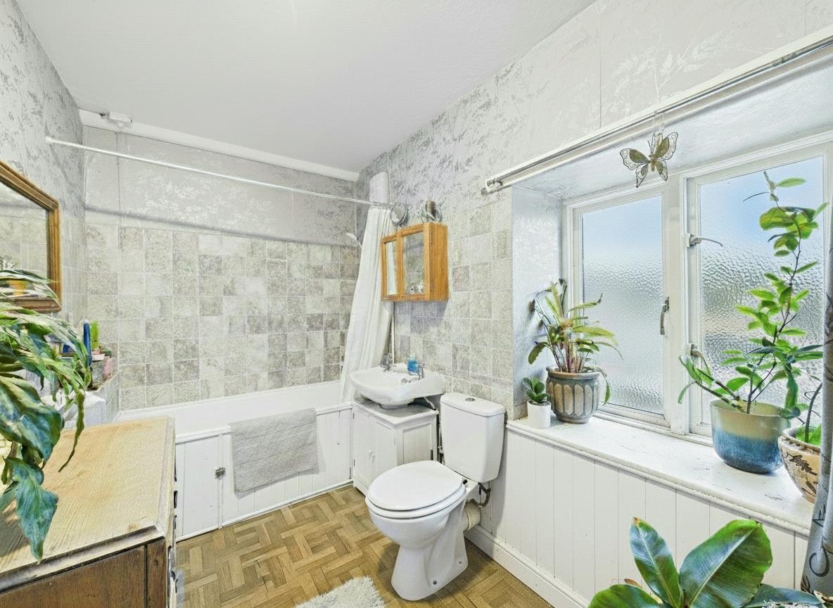 Park Road, Ruthin - Bathroom