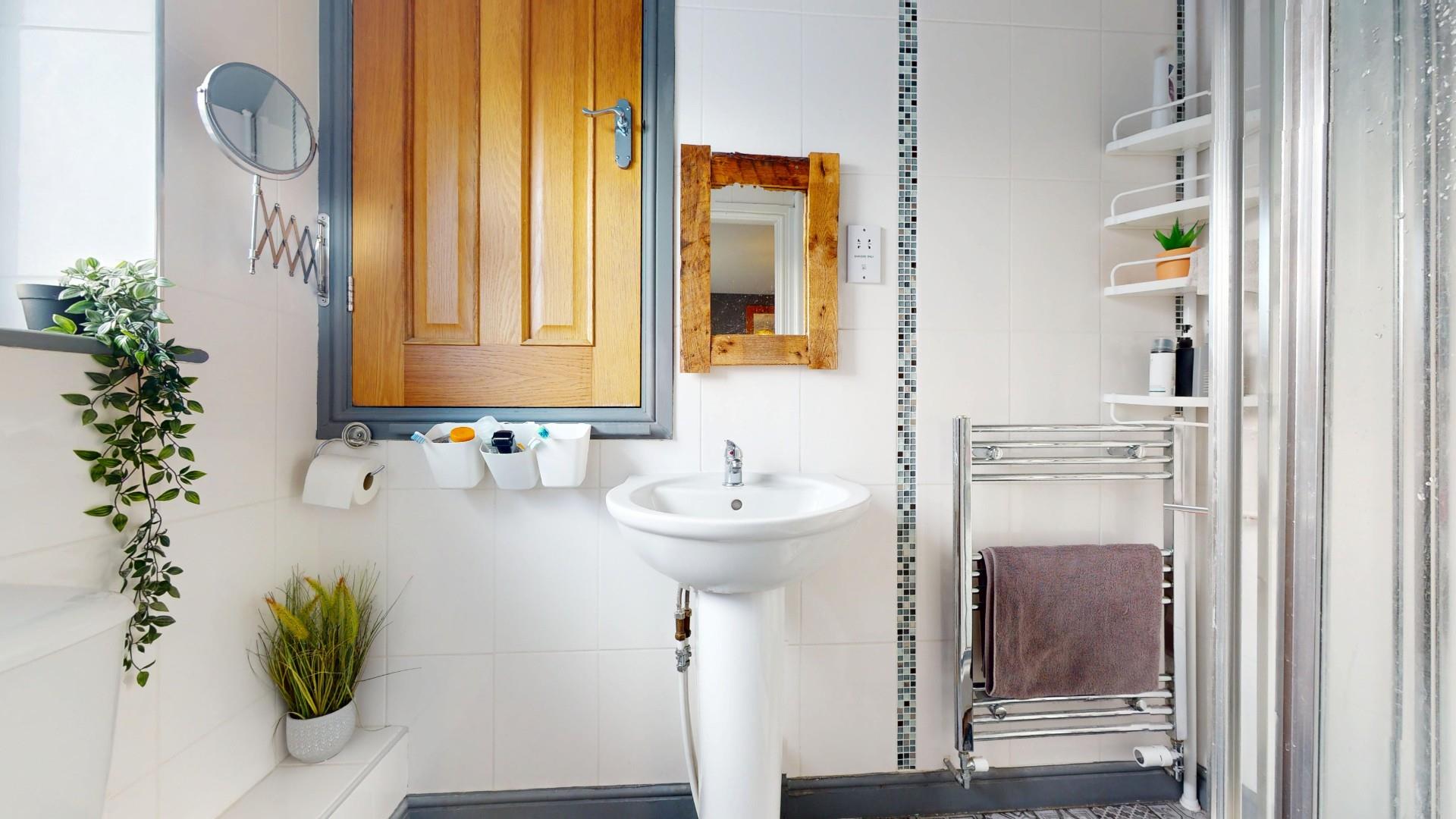 Maes Glyndwr, Cynwyd, Corwen - EN SUITE SHOWER ROOM