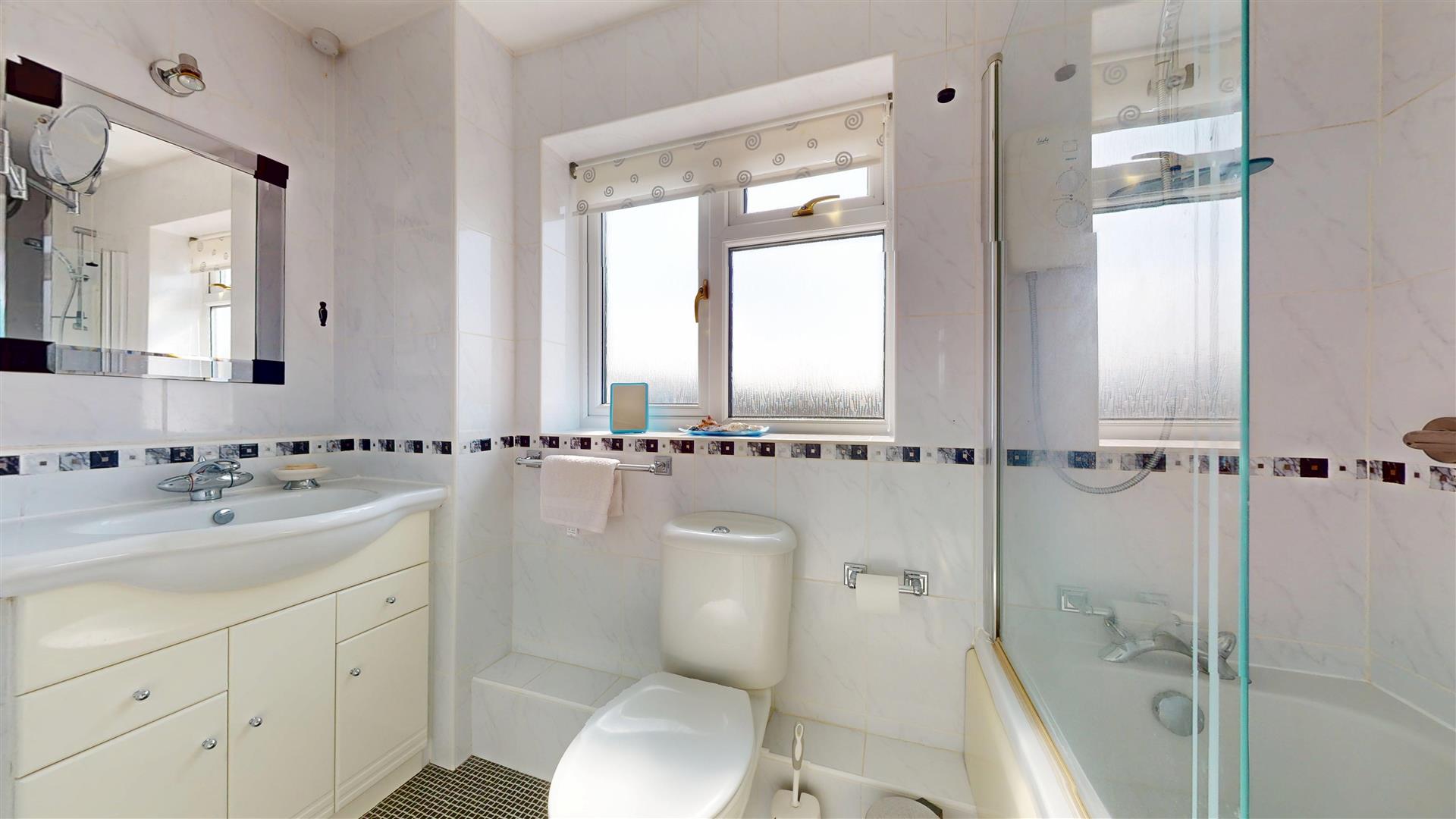 Llwyn Menlli, Ruthin - BATHROOM